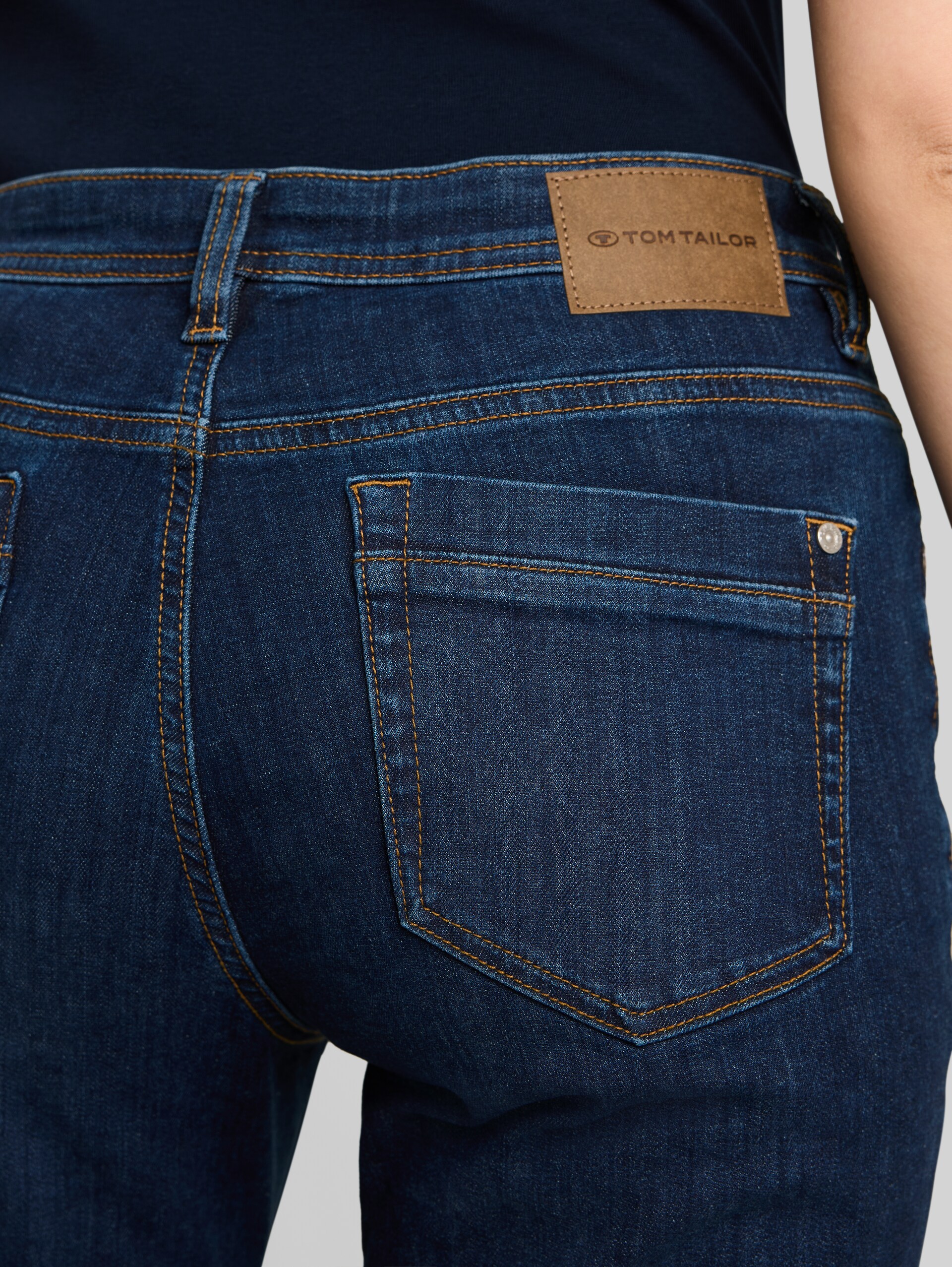 TTMAYA TAPERED Jeans - Clean Dark Stone Blue Denim - Detail-Model-Ansicht