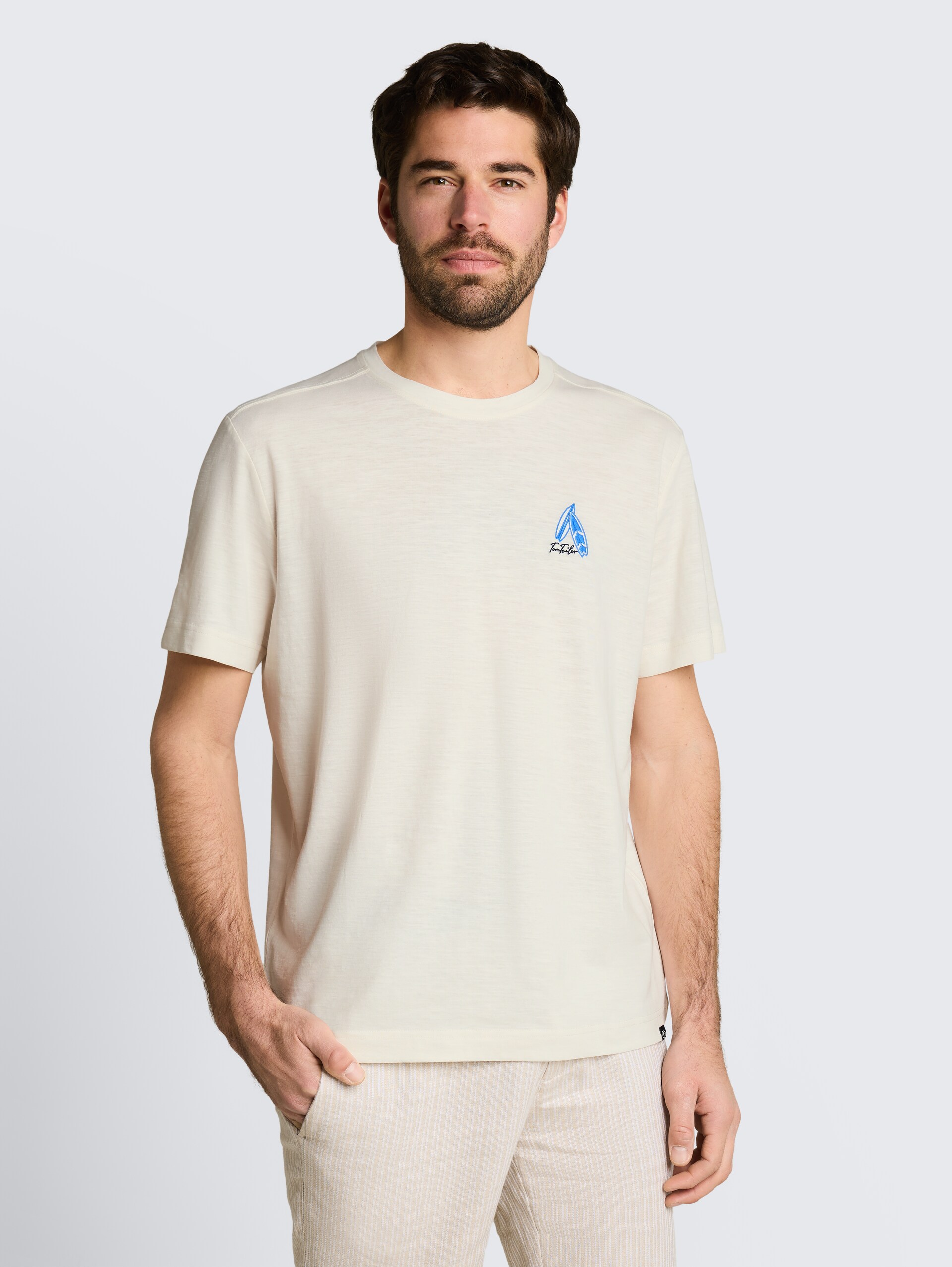 T-Shirt mit Stickerei - Gardenia White - Ausschnitt Model-Vorderansicht