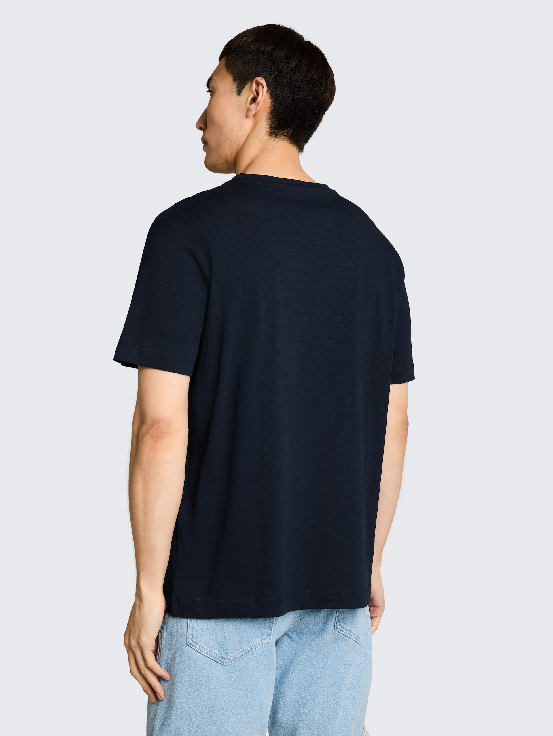 T-Shirt mit Stickerei - sky captain blue - Auschnitt Model-Rückansicht