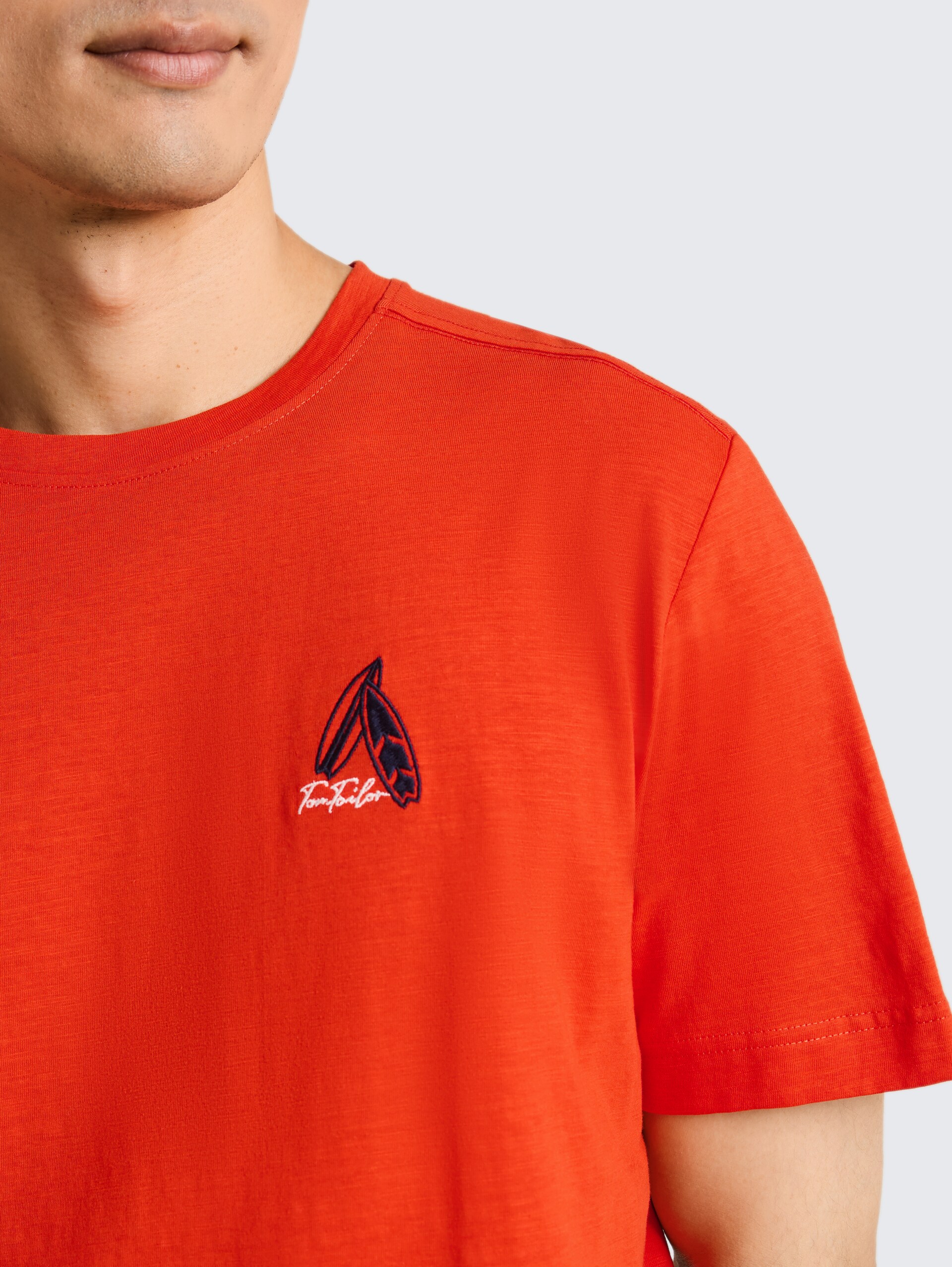 T-shirt met borduursel - orange red - Detailaanzicht model