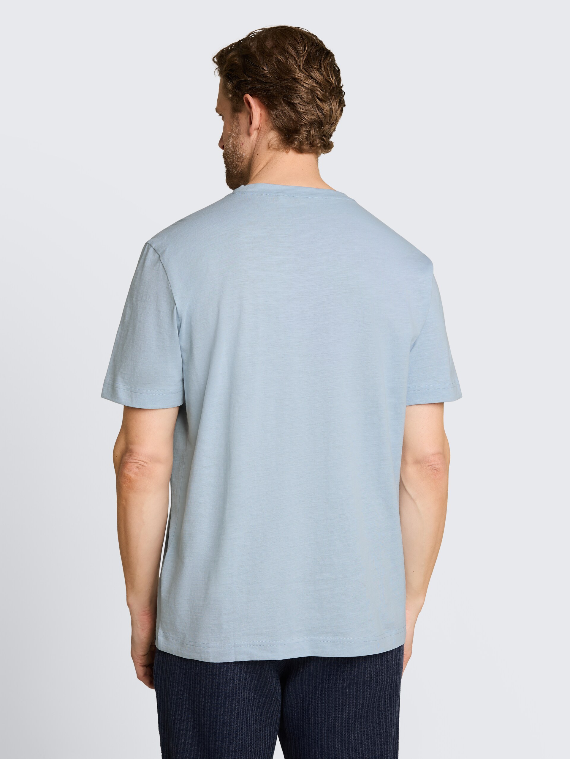 T-Shirt mit Stickerei - light blue grey - Auschnitt Model-Rückansicht