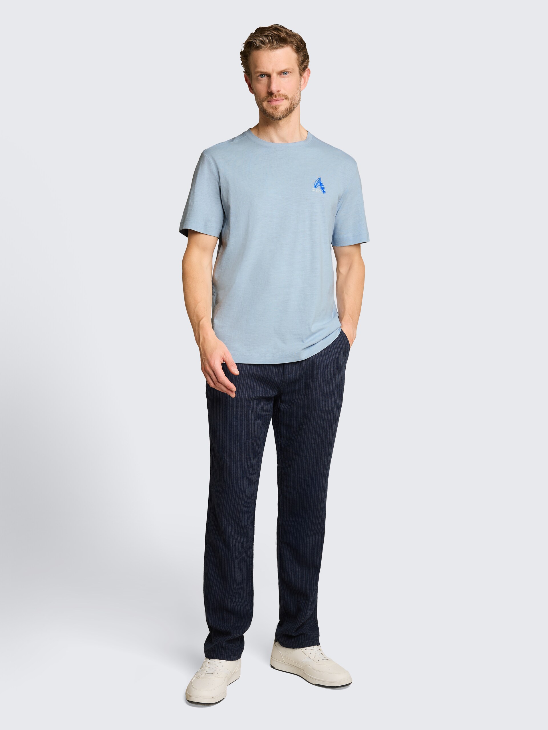 T-Shirt mit Stickerei - light blue grey - Model-Vorderansicht