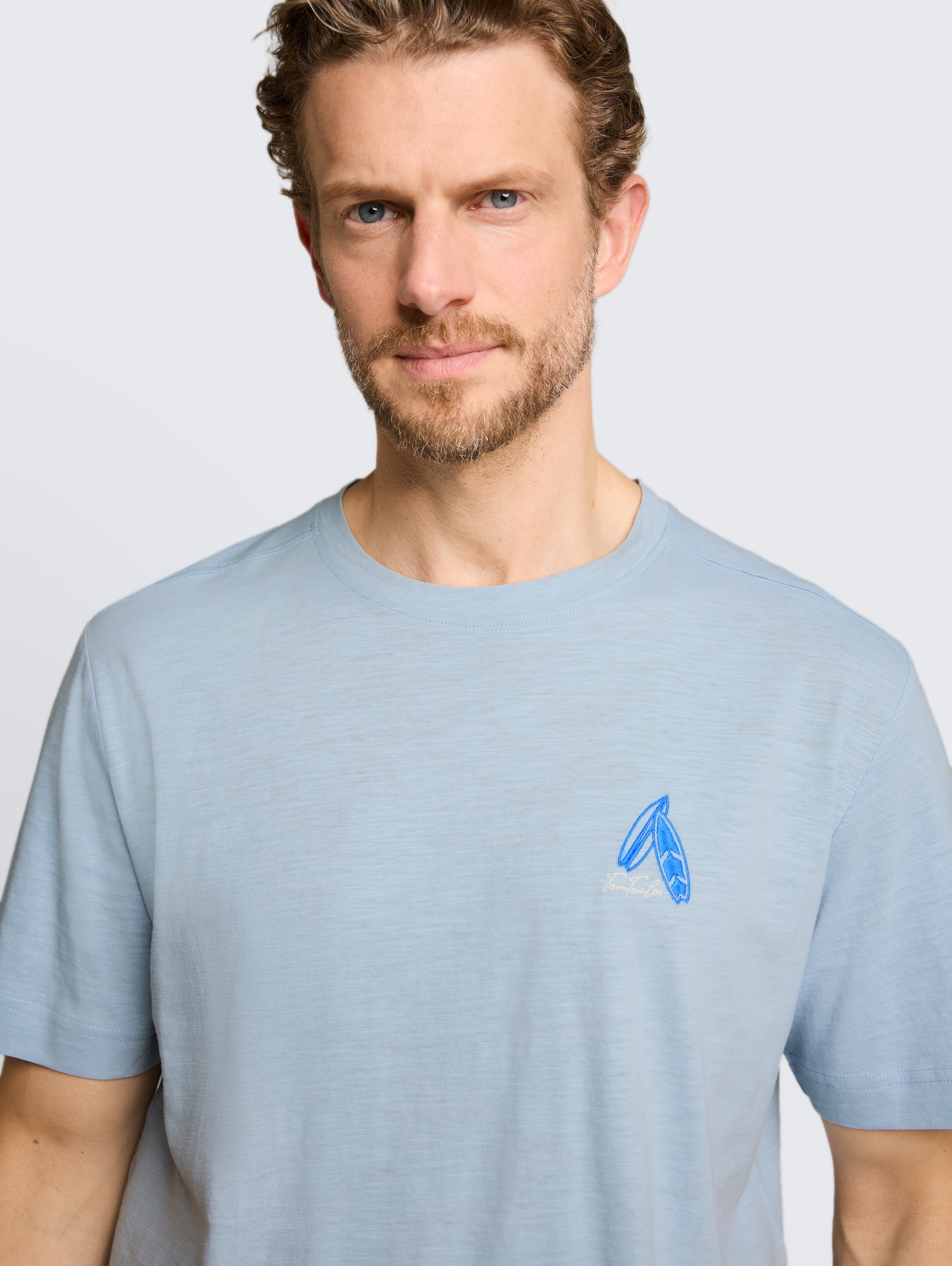 T-Shirt mit Stickerei - light blue grey - Detail-Model-Ansicht