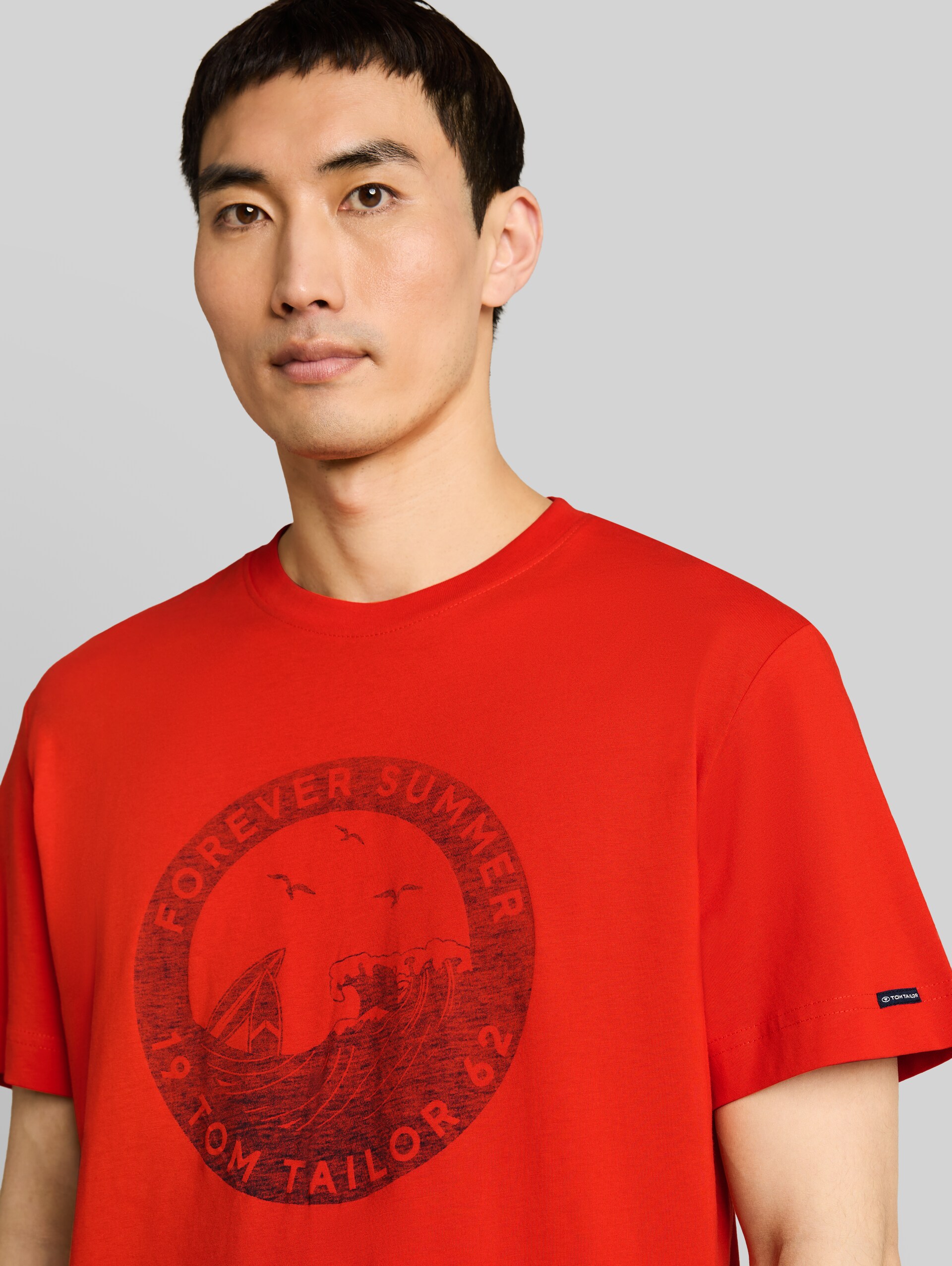 T-Shirt mit Print - orange red - Detail-Model-Ansicht