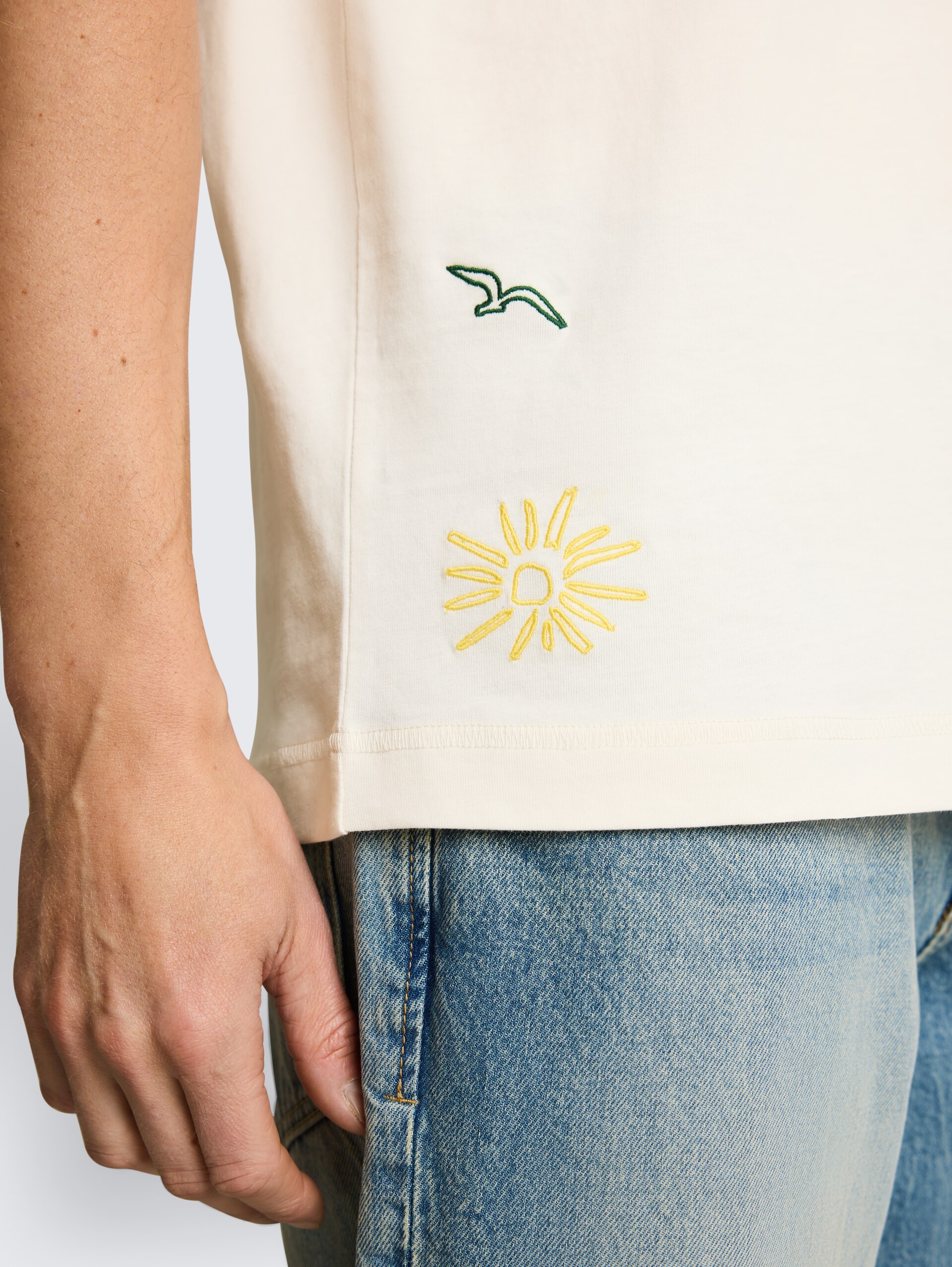 T-shirt met borduursels - Gardenia White - Detailaanzicht model