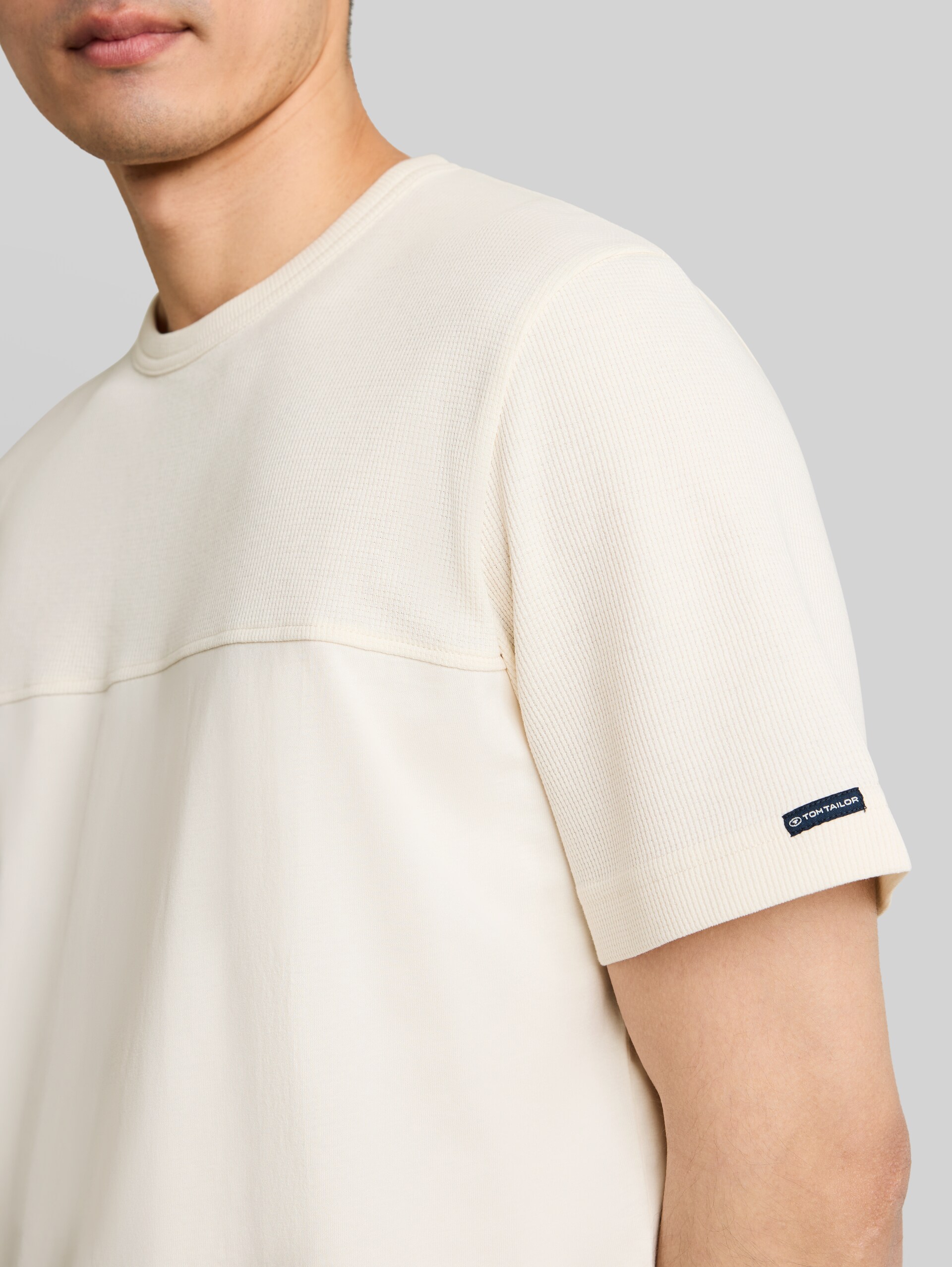 T-shirt van katoen - Gardenia White - Detailaanzicht model