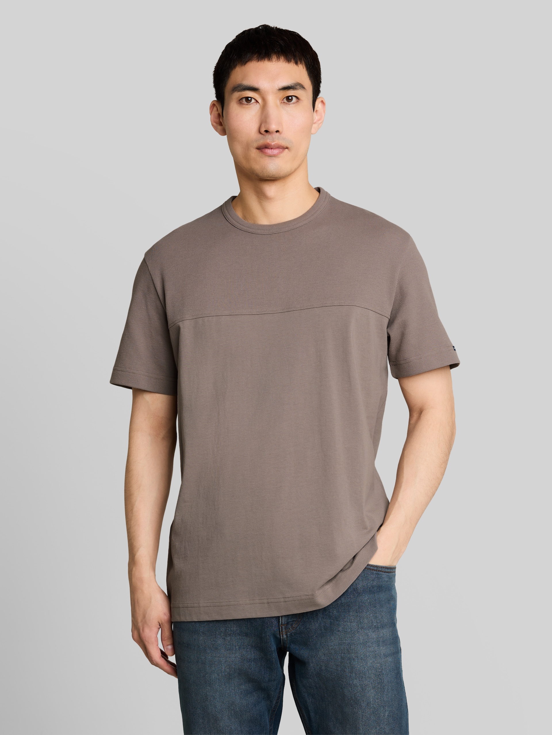 T-shirt van katoen - Driftwood Taupe - Nek model vooraanzicht