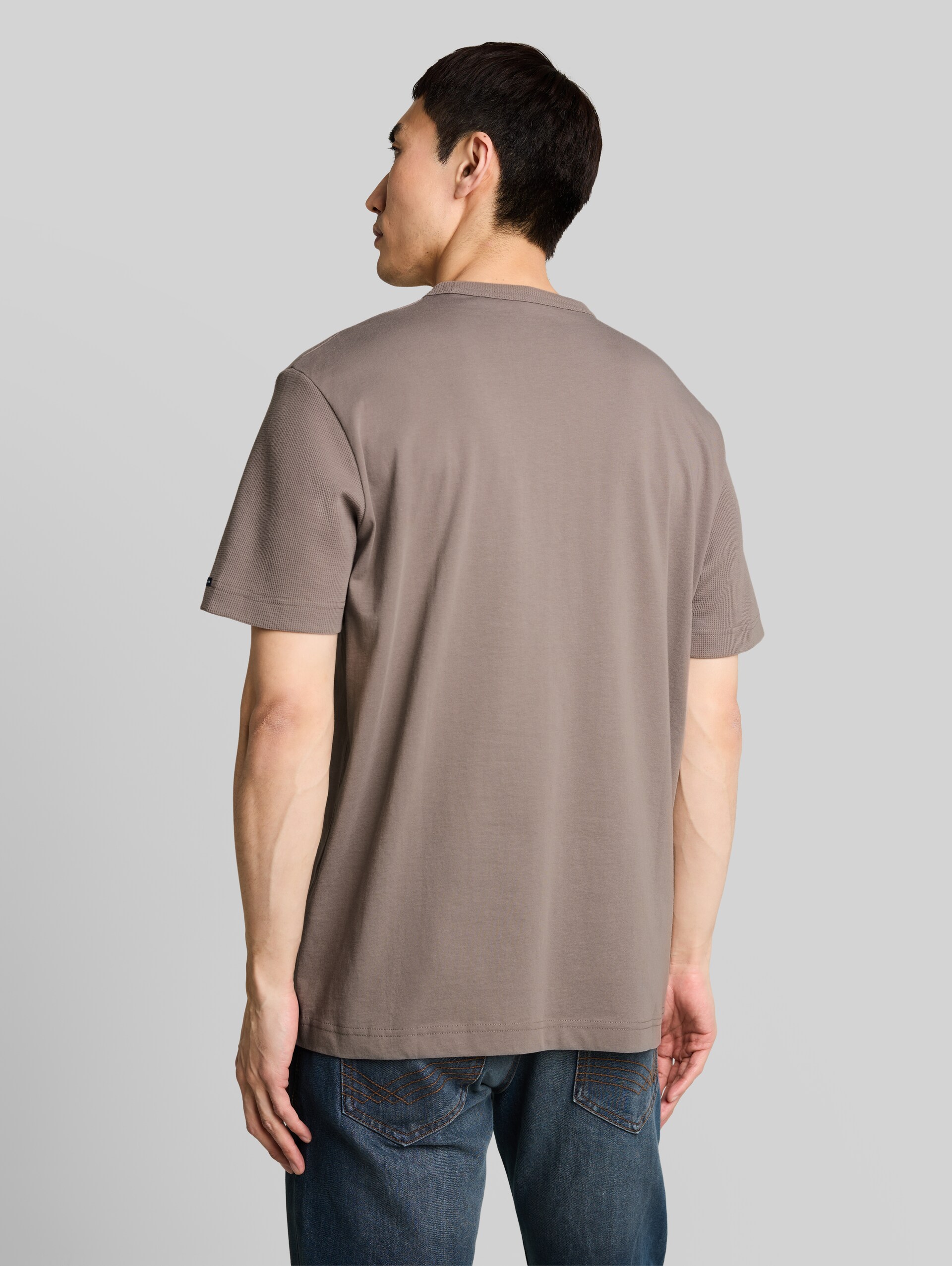 T-shirt van katoen - Driftwood Taupe - Neklijn model-achteraanzicht