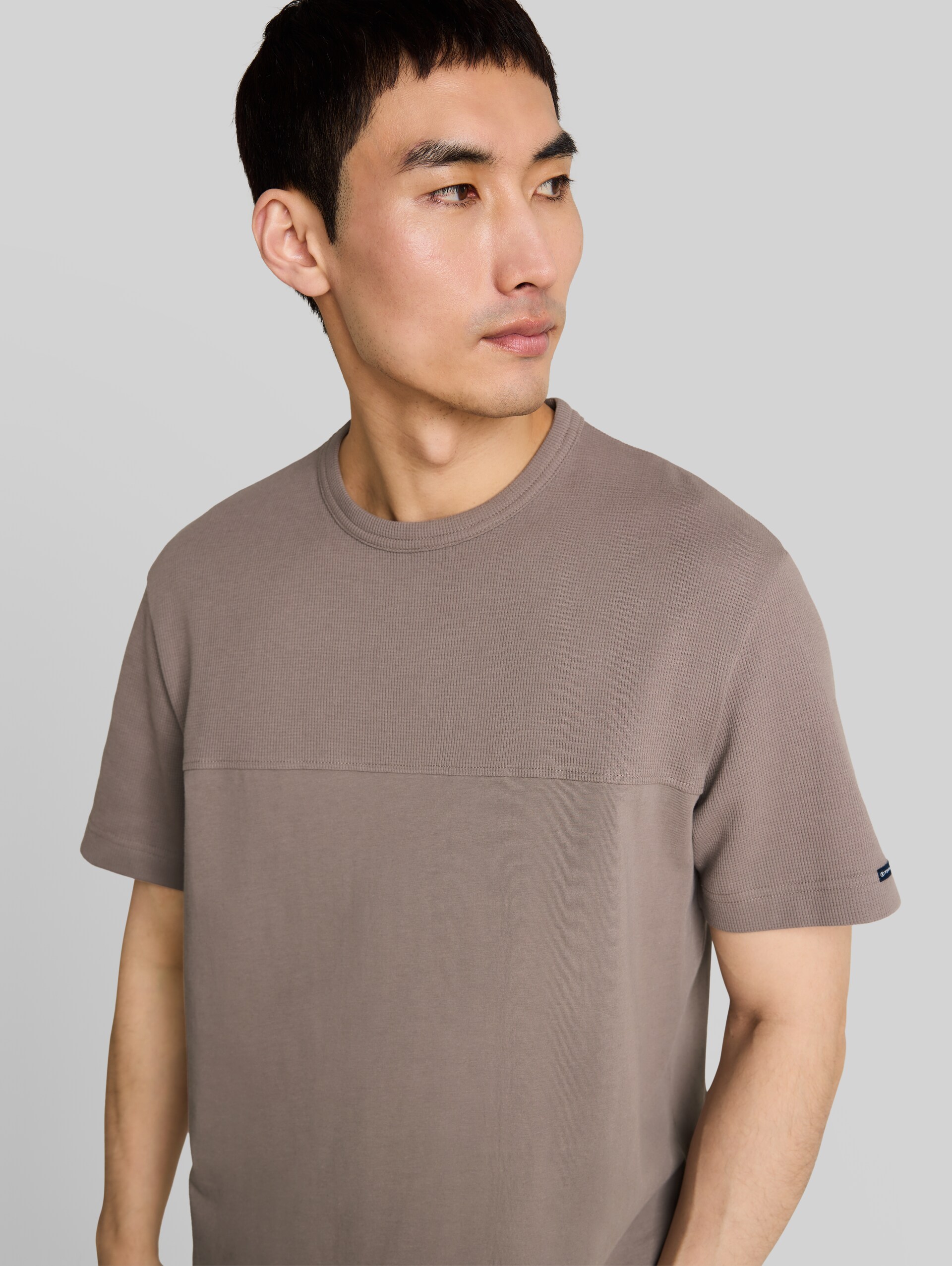 T-shirt van katoen - Driftwood Taupe - Detailaanzicht model