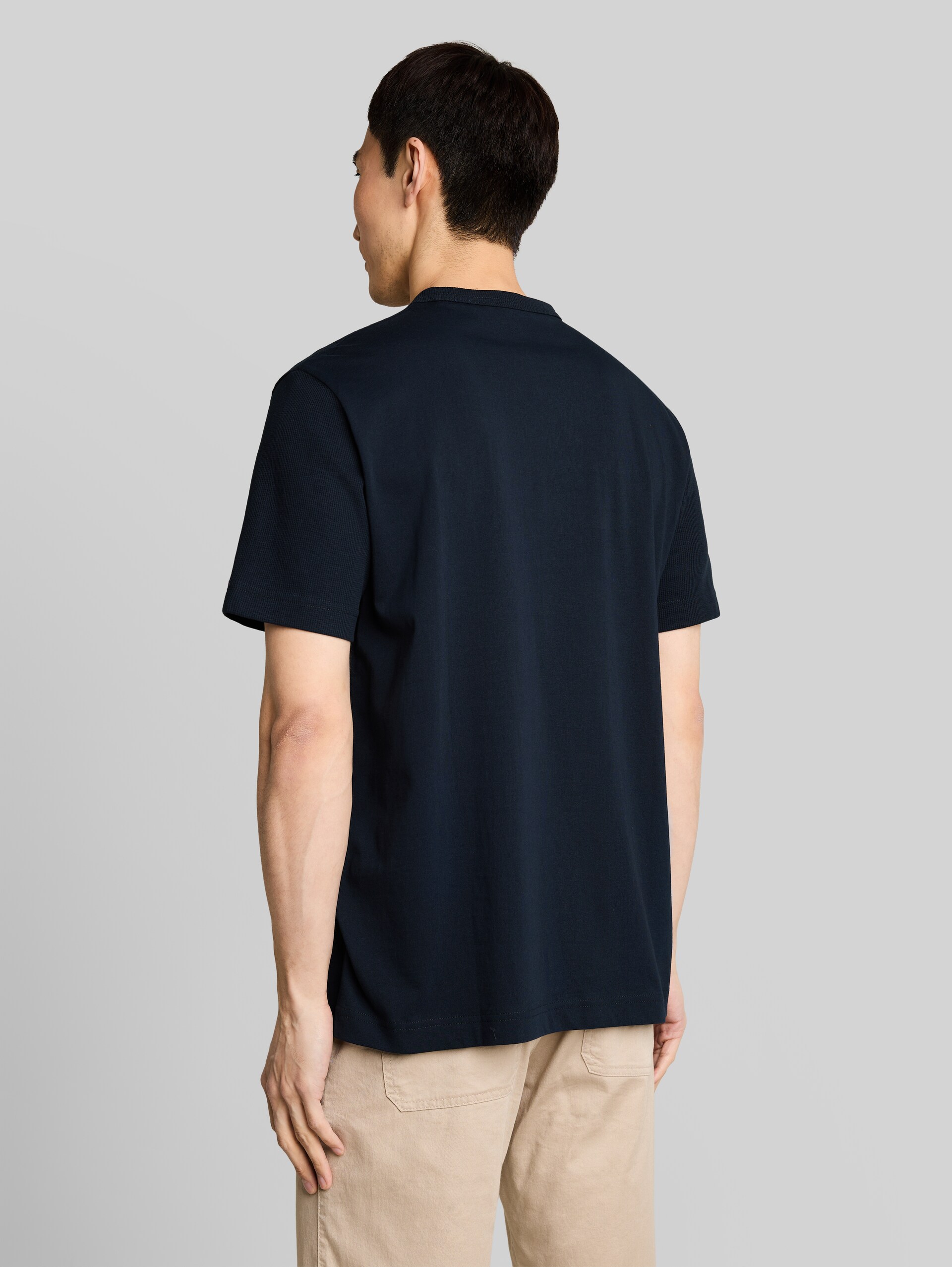 T-shirt van katoen - sky captain blue - Neklijn model-achteraanzicht