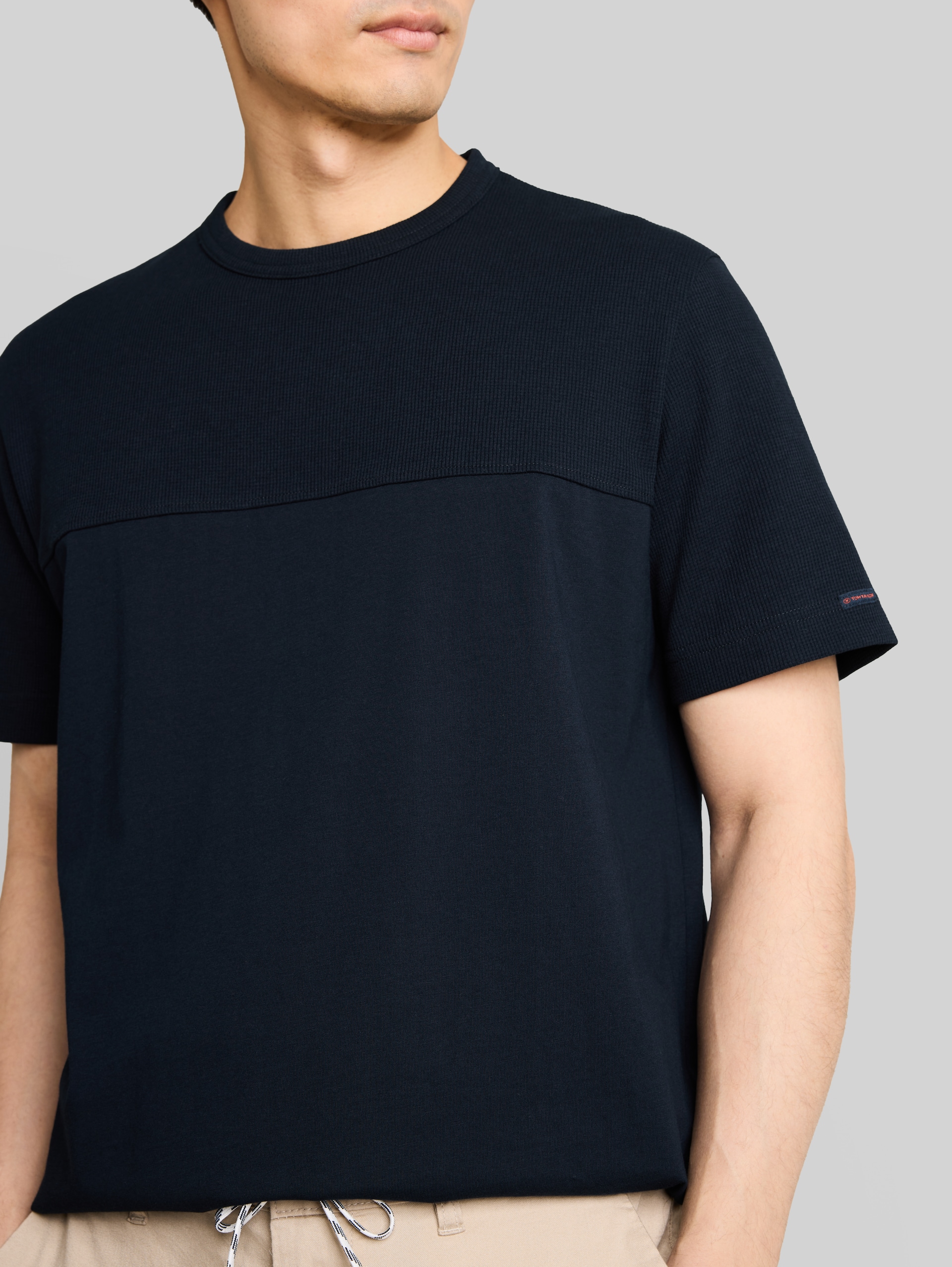 T-shirt van katoen - sky captain blue - Detailaanzicht model