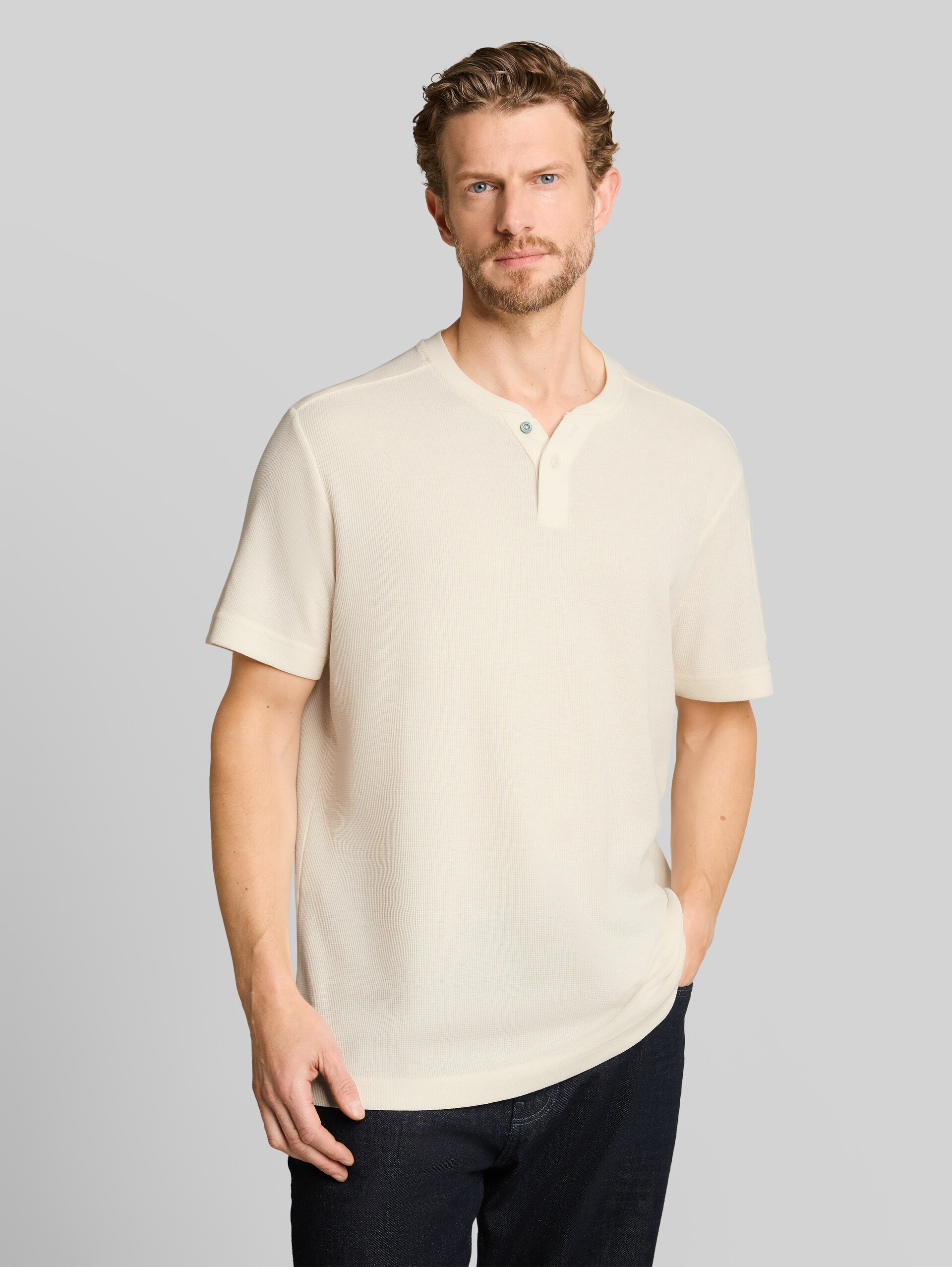 Henley T-Shirt mit Waffelstruktur - Gardenia White - Ausschnitt Model-Vorderansicht