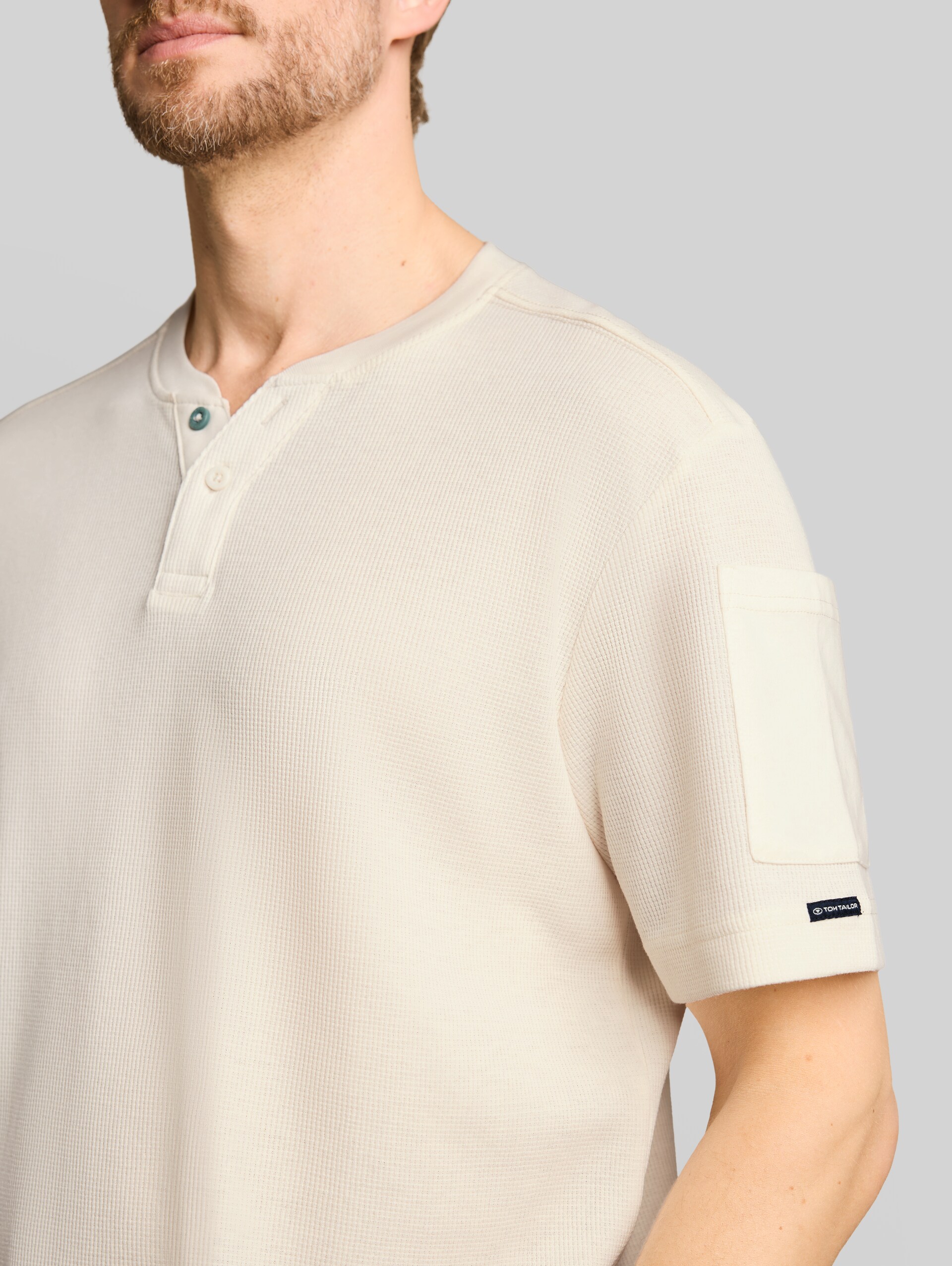 Henley T-Shirt mit Waffelstruktur - Gardenia White - Detail-Model-Ansicht