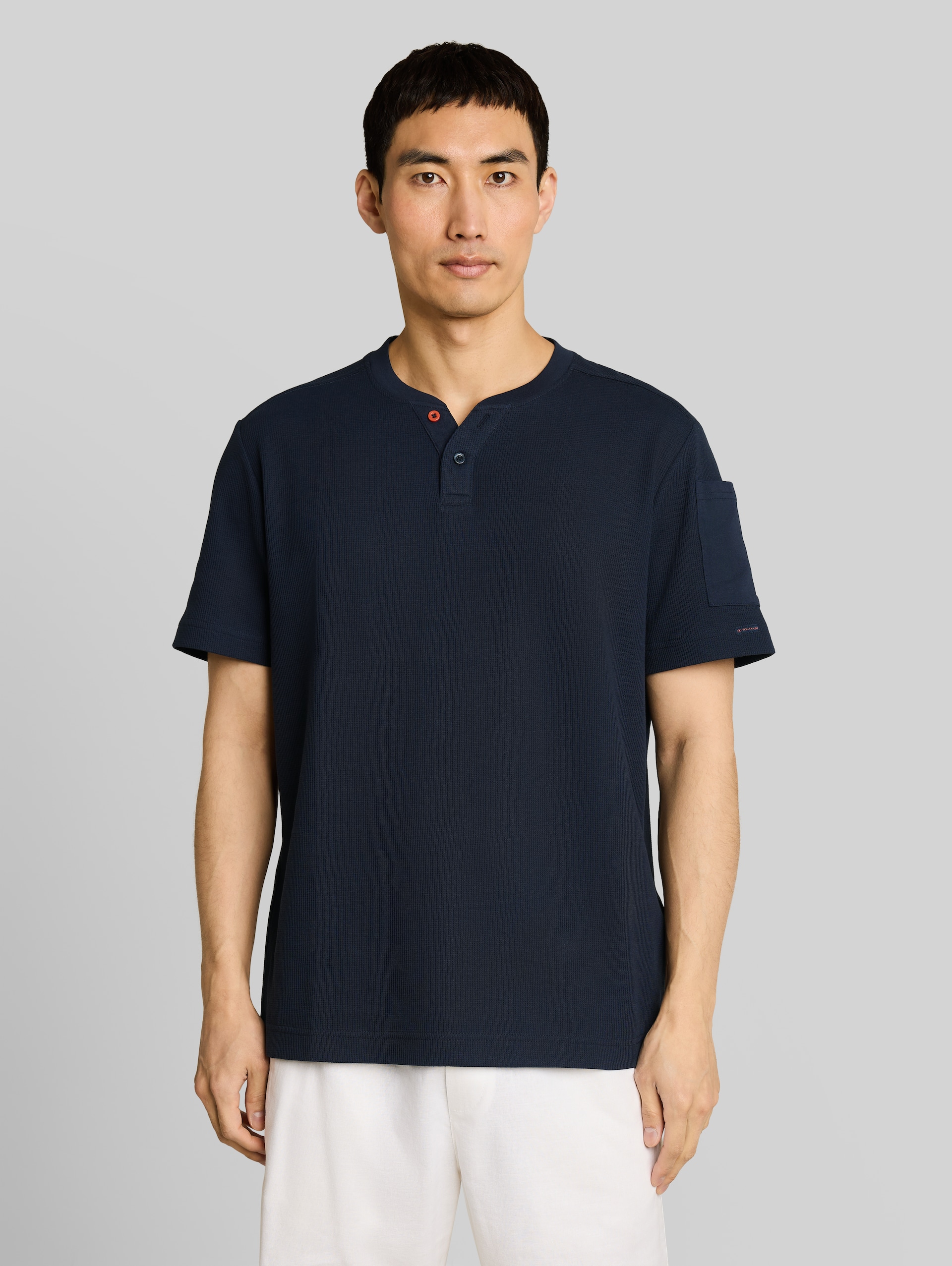 Henley T-Shirt mit Waffelstruktur - sky captain blue - Ausschnitt Model-Vorderansicht