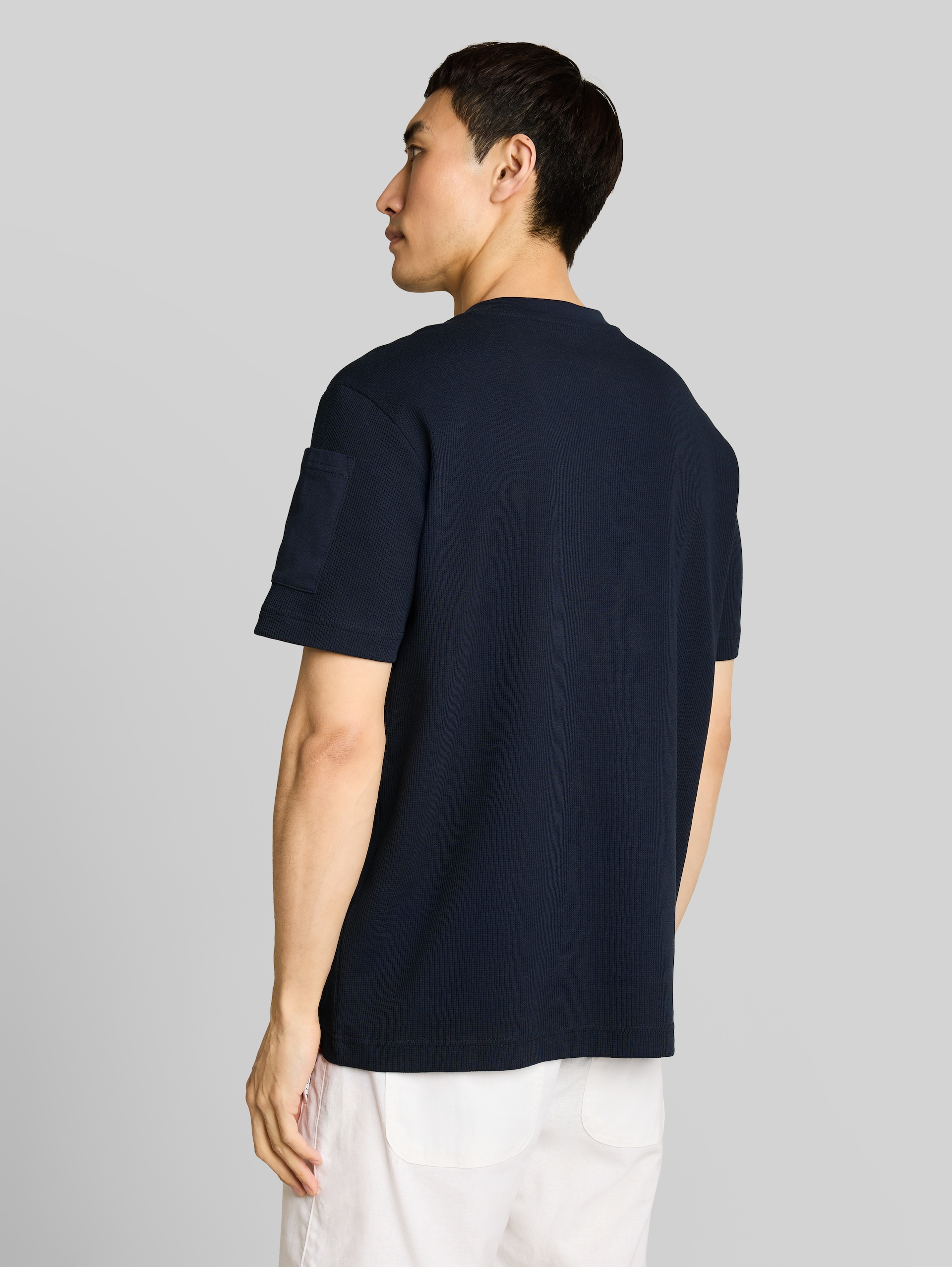 Henley T-Shirt mit Waffelstruktur - sky captain blue - Auschnitt Model-Rückansicht