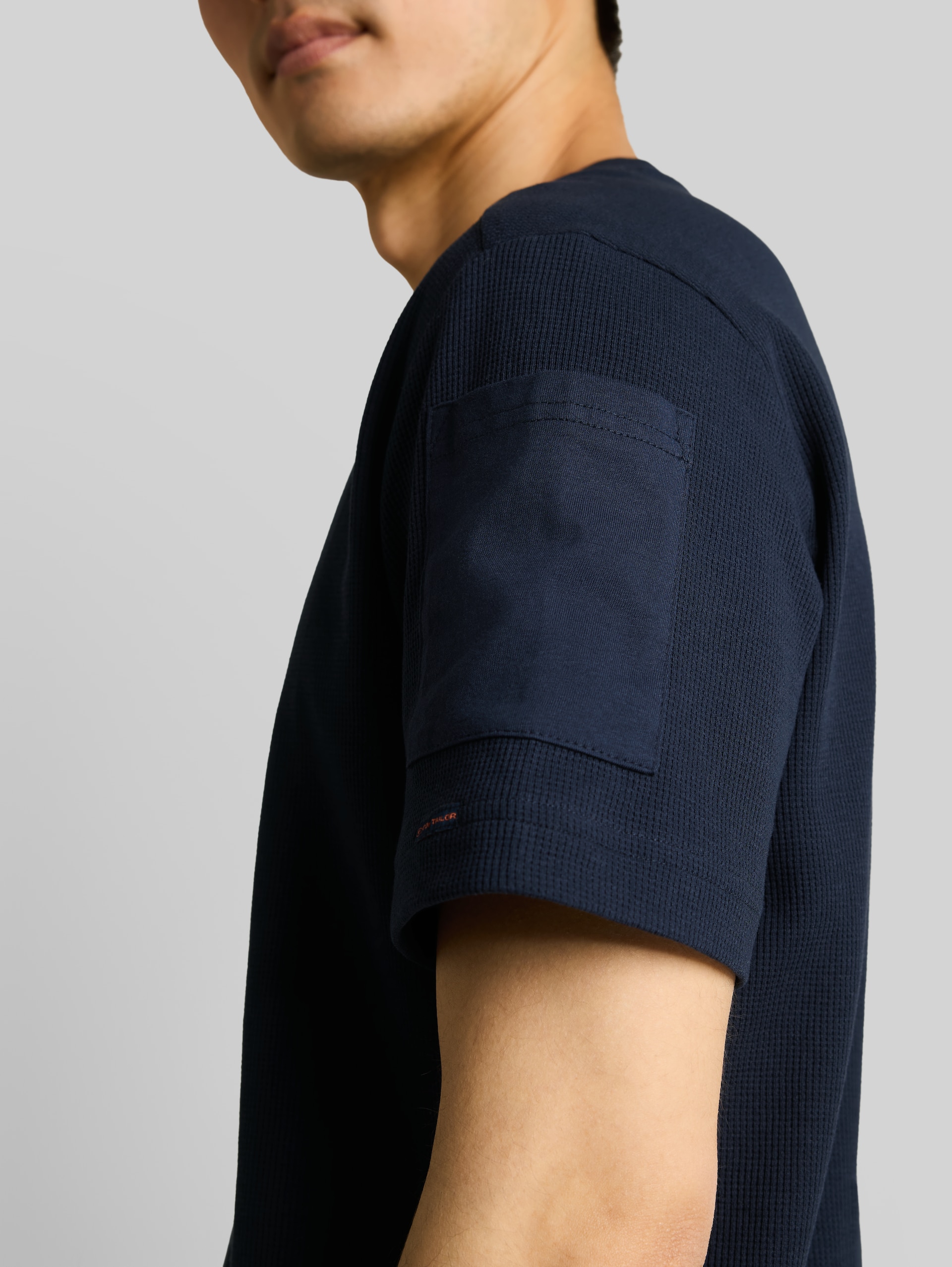 Henley T-Shirt mit Waffelstruktur - sky captain blue - Detail-Model-Ansicht