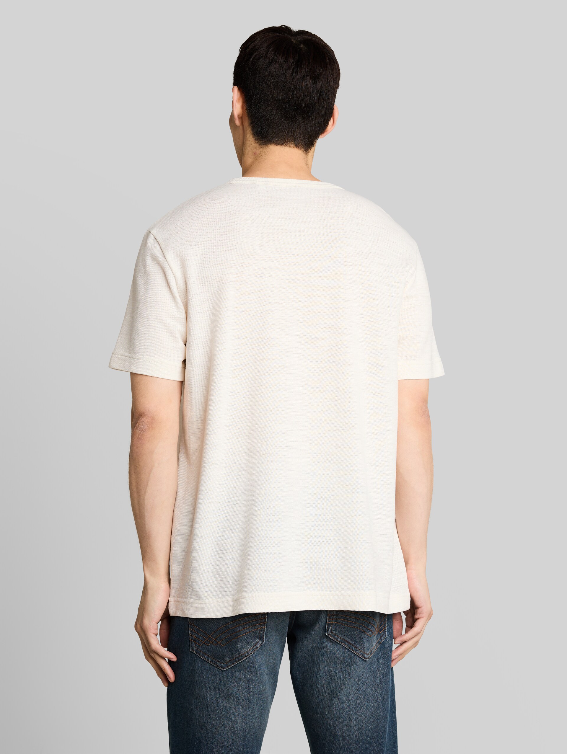 Piqué T-Shirt aus Baumwolle - Gardenia White - Auschnitt Model-Rückansicht