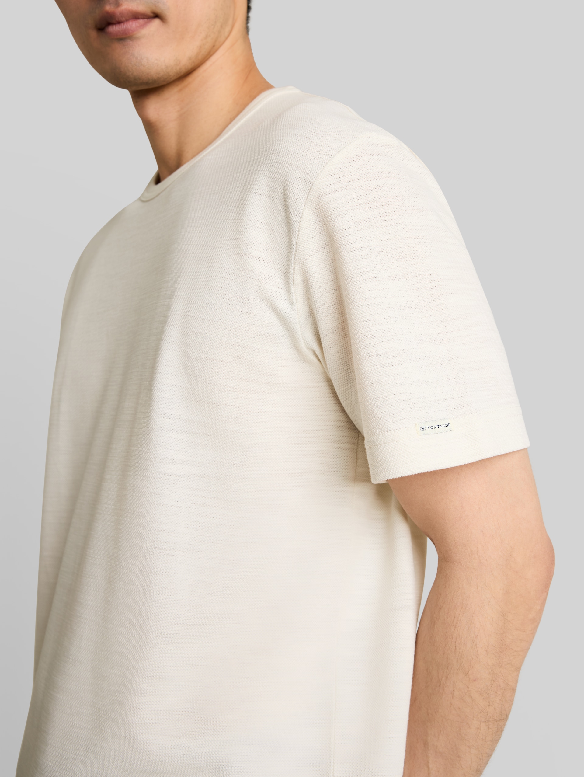 Piqué T-Shirt aus Baumwolle - Gardenia White - Detail-Model-Ansicht