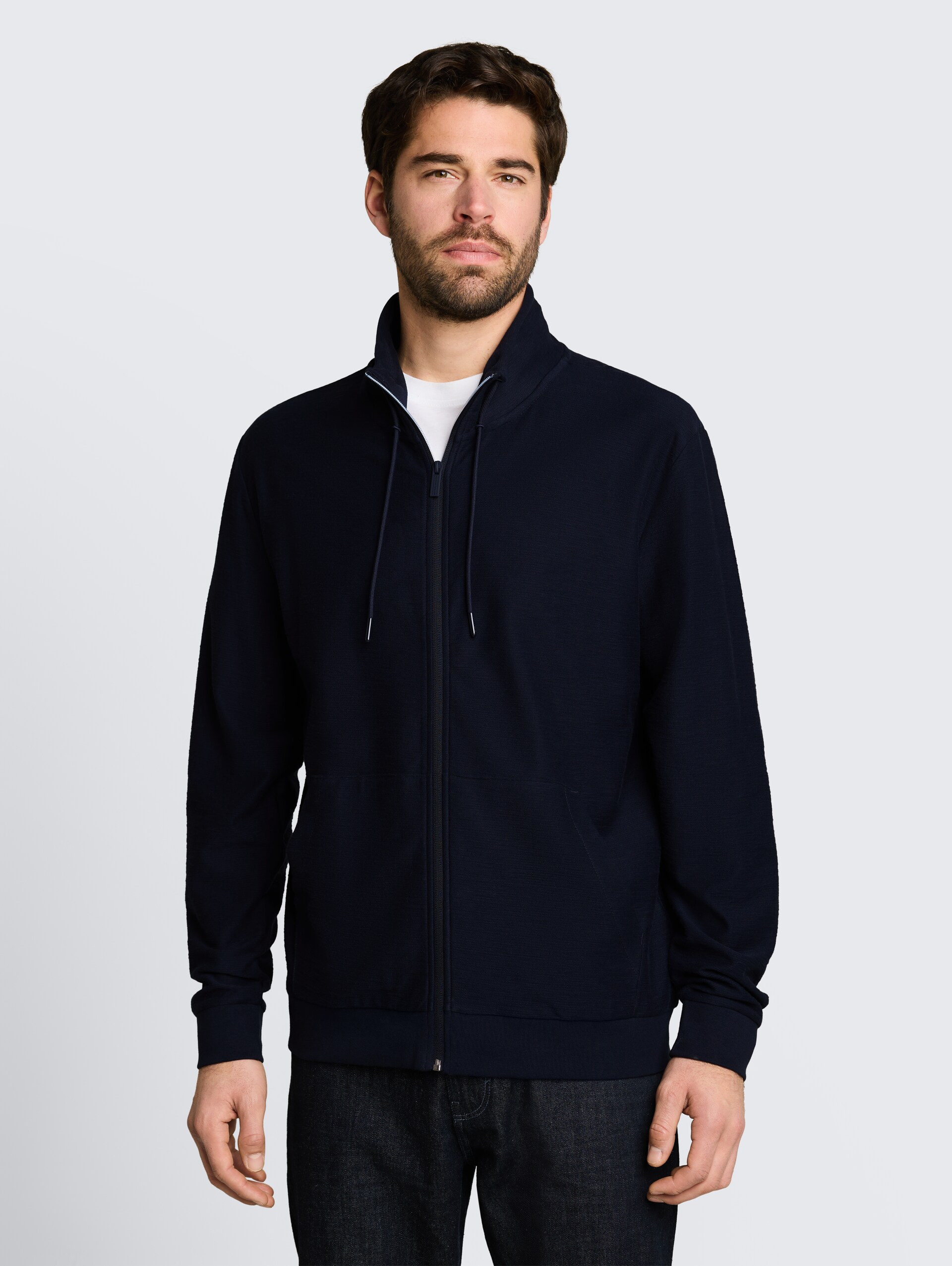 Sweatjacke mit Stehkragen - sky captain blue - Ausschnitt Model-Vorderansicht