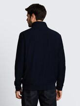 Sweatjacke mit Stehkragen - sky captain blue - Auschnitt Model-Rückansicht