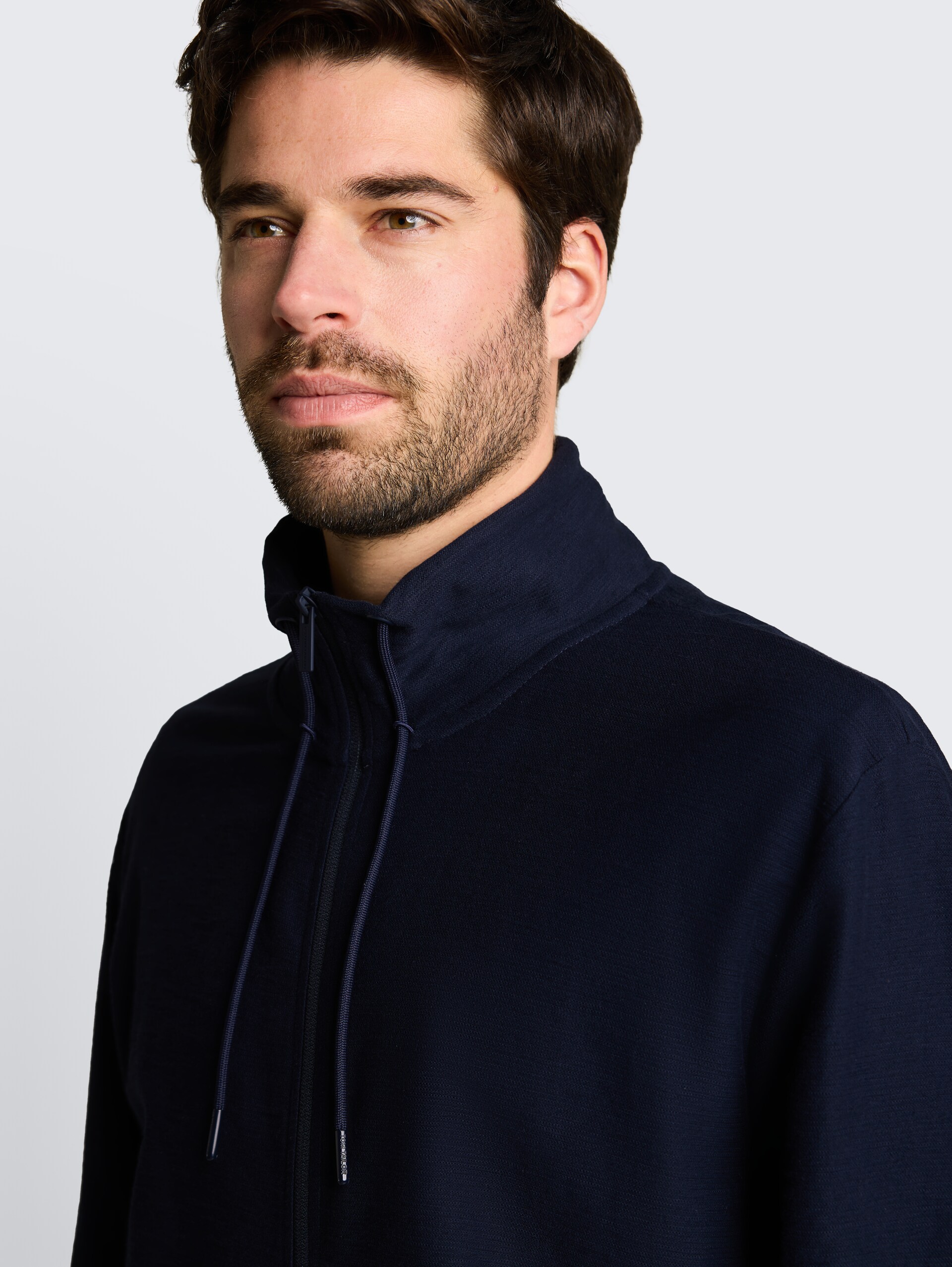 Sweatjacke mit Stehkragen - sky captain blue - Detail-Model-Ansicht