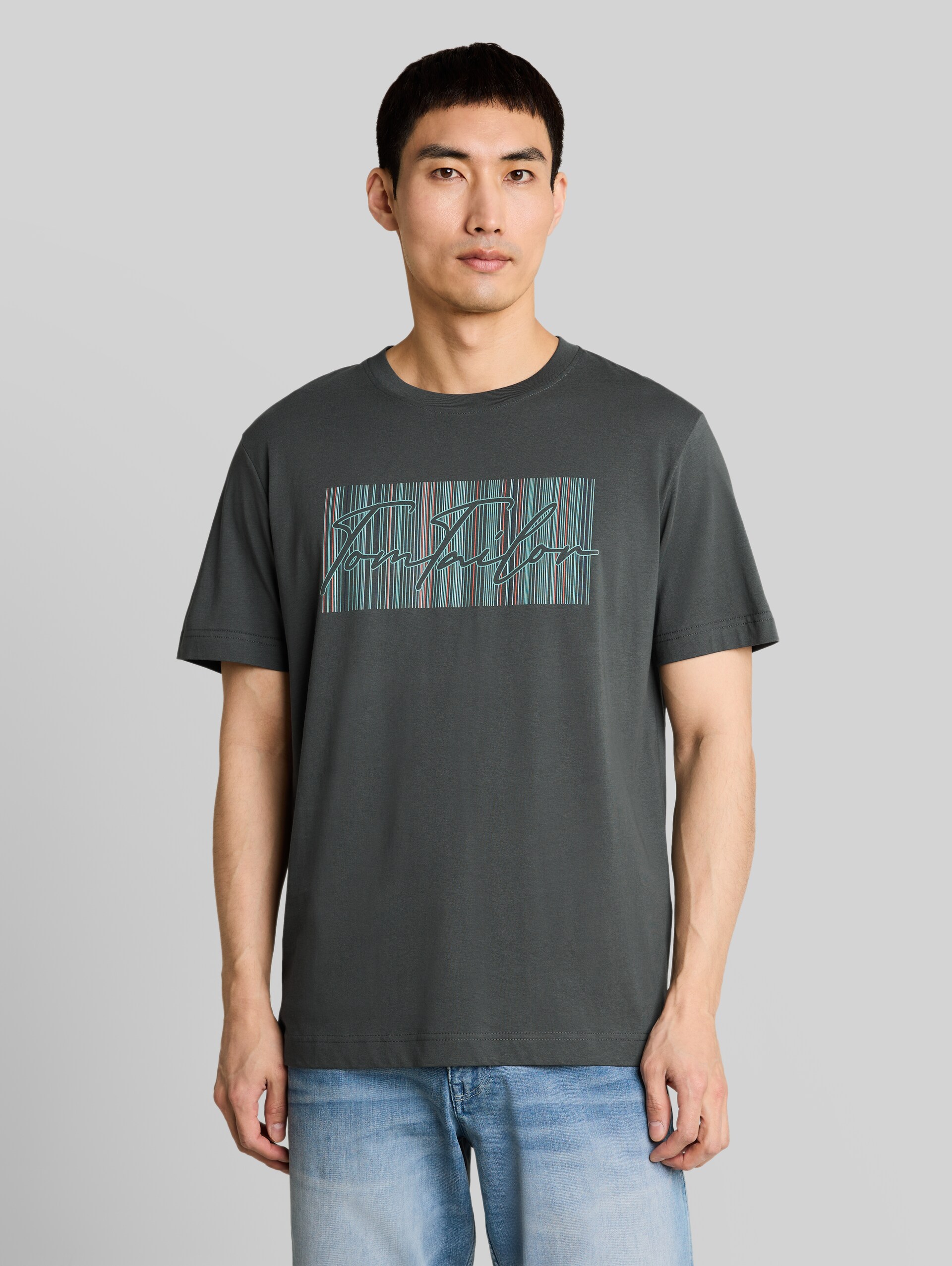 T-Shirt mit Logo-Print - Darkest Olive - Ausschnitt Model-Vorderansicht