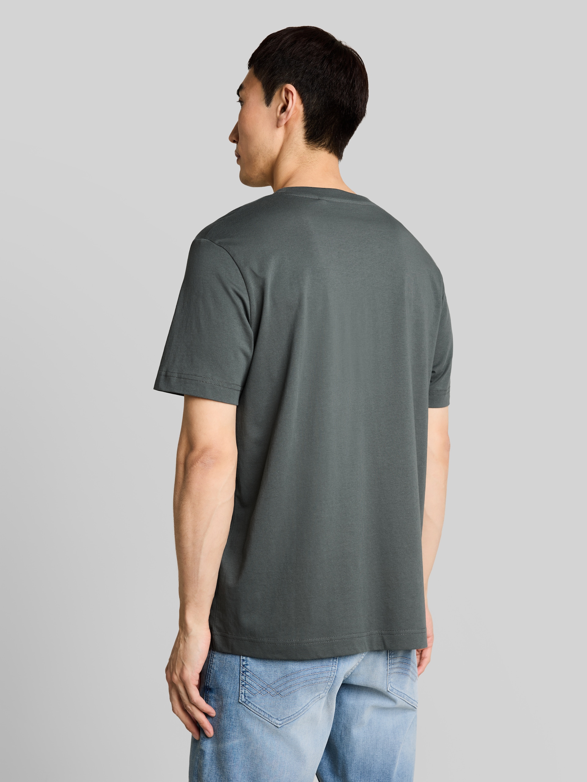 T-Shirt mit Logo-Print - Darkest Olive - Auschnitt Model-Rückansicht