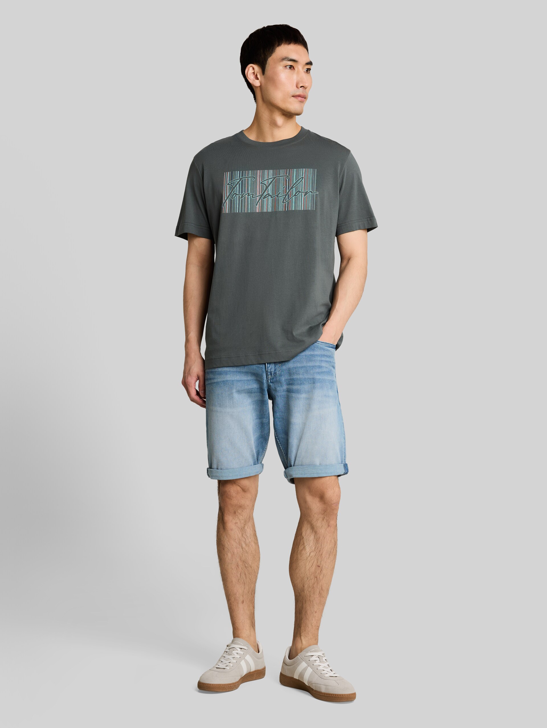 T-Shirt mit Logo-Print - Darkest Olive - Model-Vorderansicht