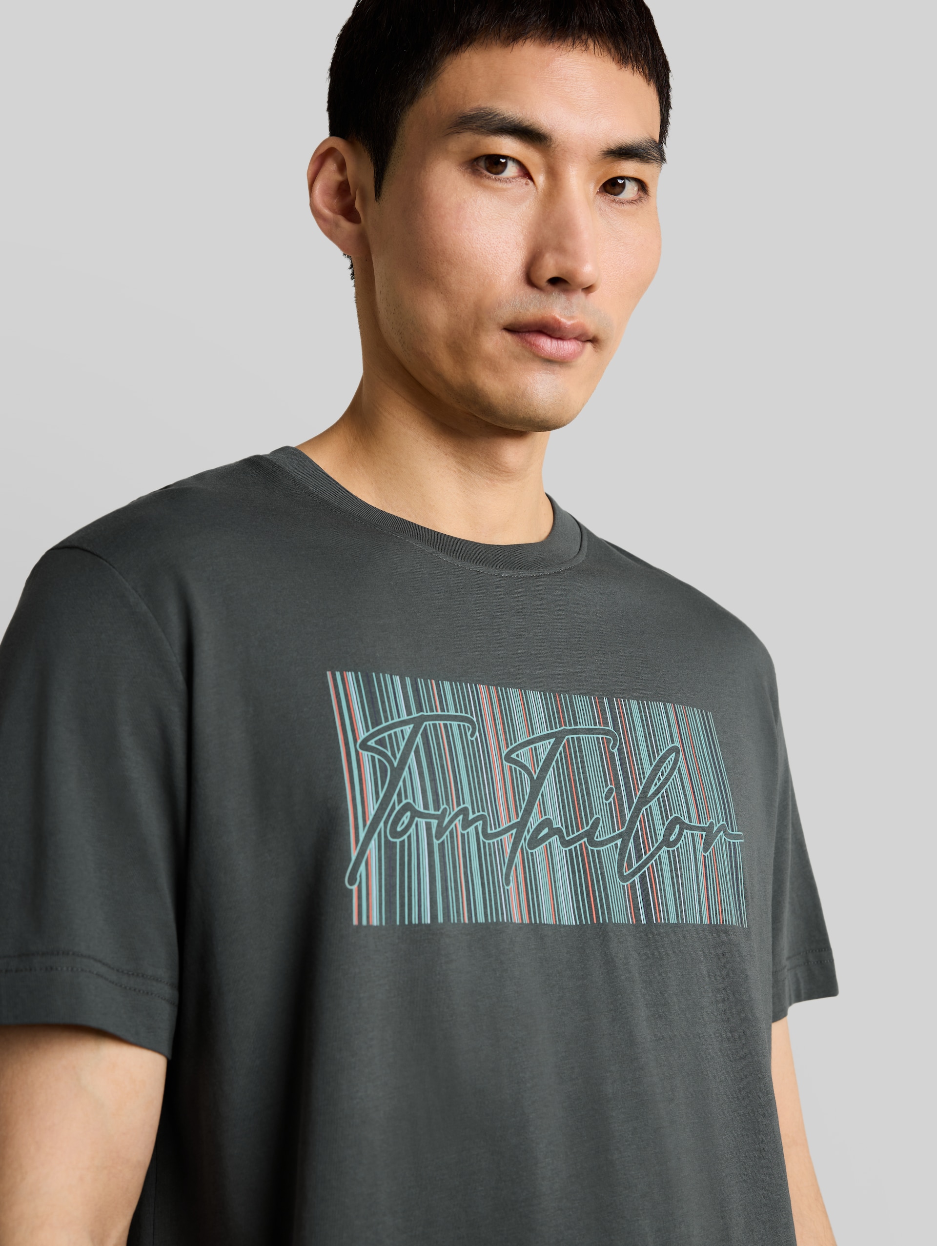 T-Shirt mit Logo-Print - Darkest Olive - Detail-Model-Ansicht