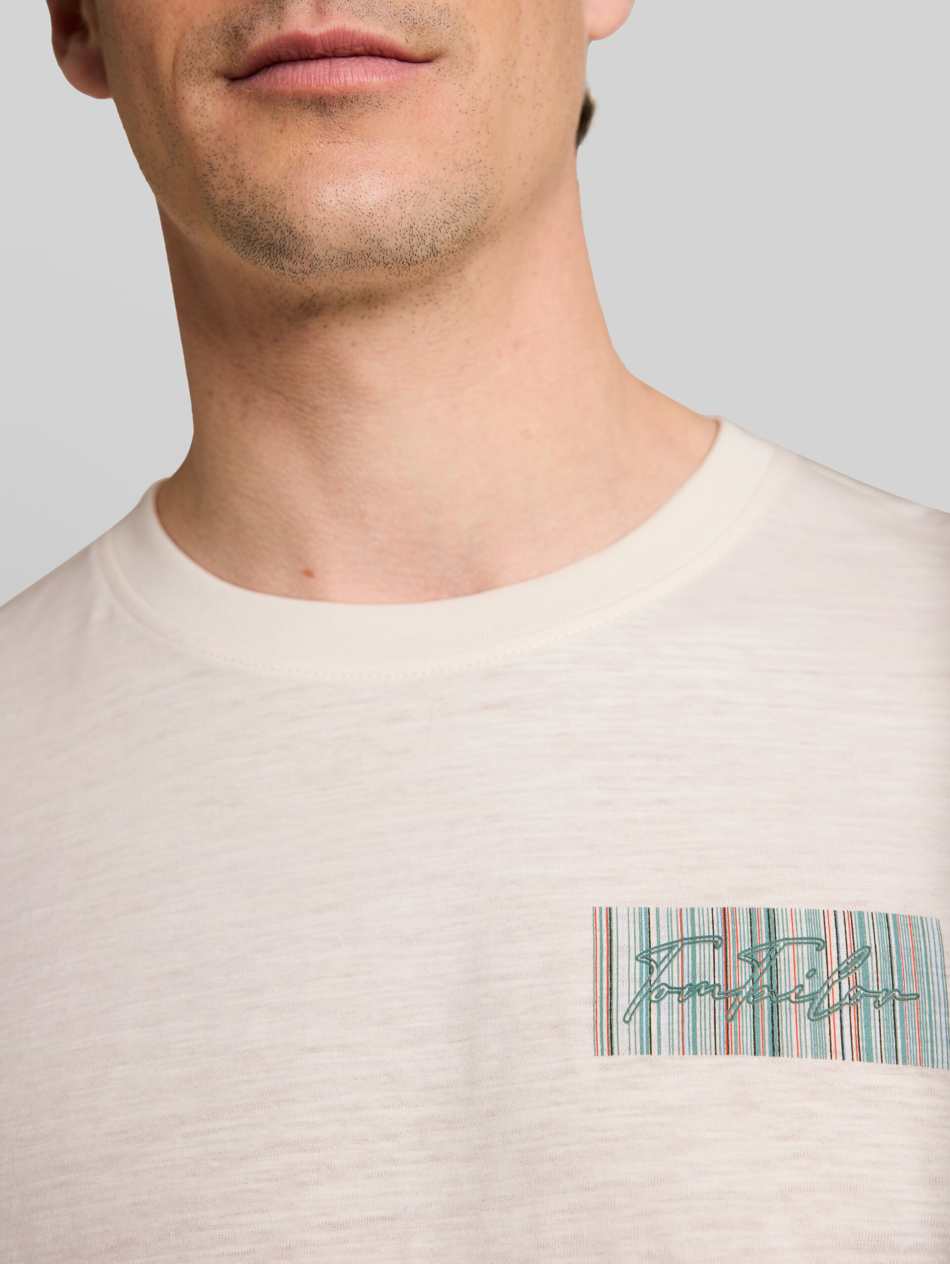T-Shirt mit Logo-Print - Gardenia White - Detail-Model-Ansicht