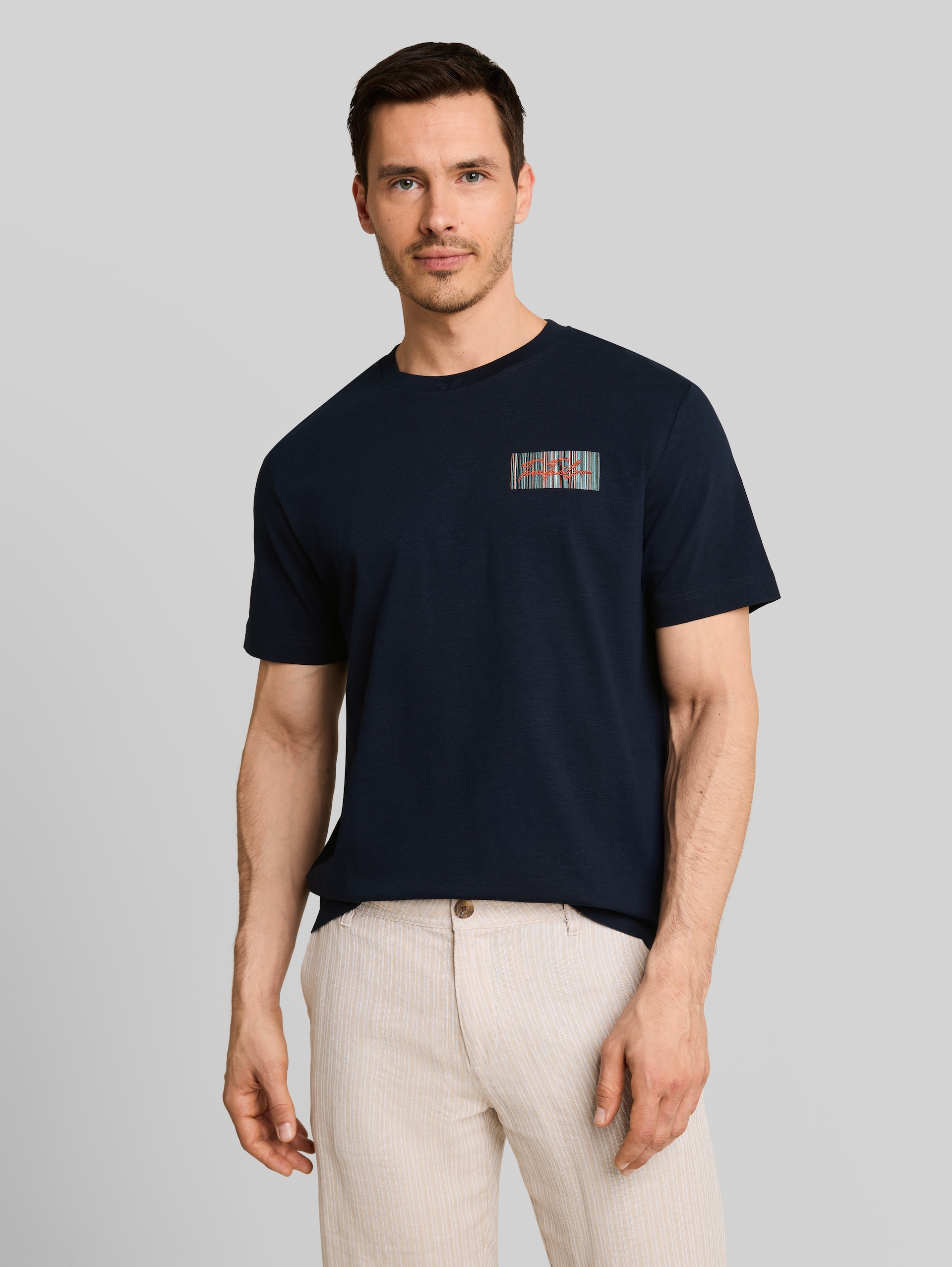 T-Shirt mit Logo-Print - sky captain blue - Ausschnitt Model-Vorderansicht