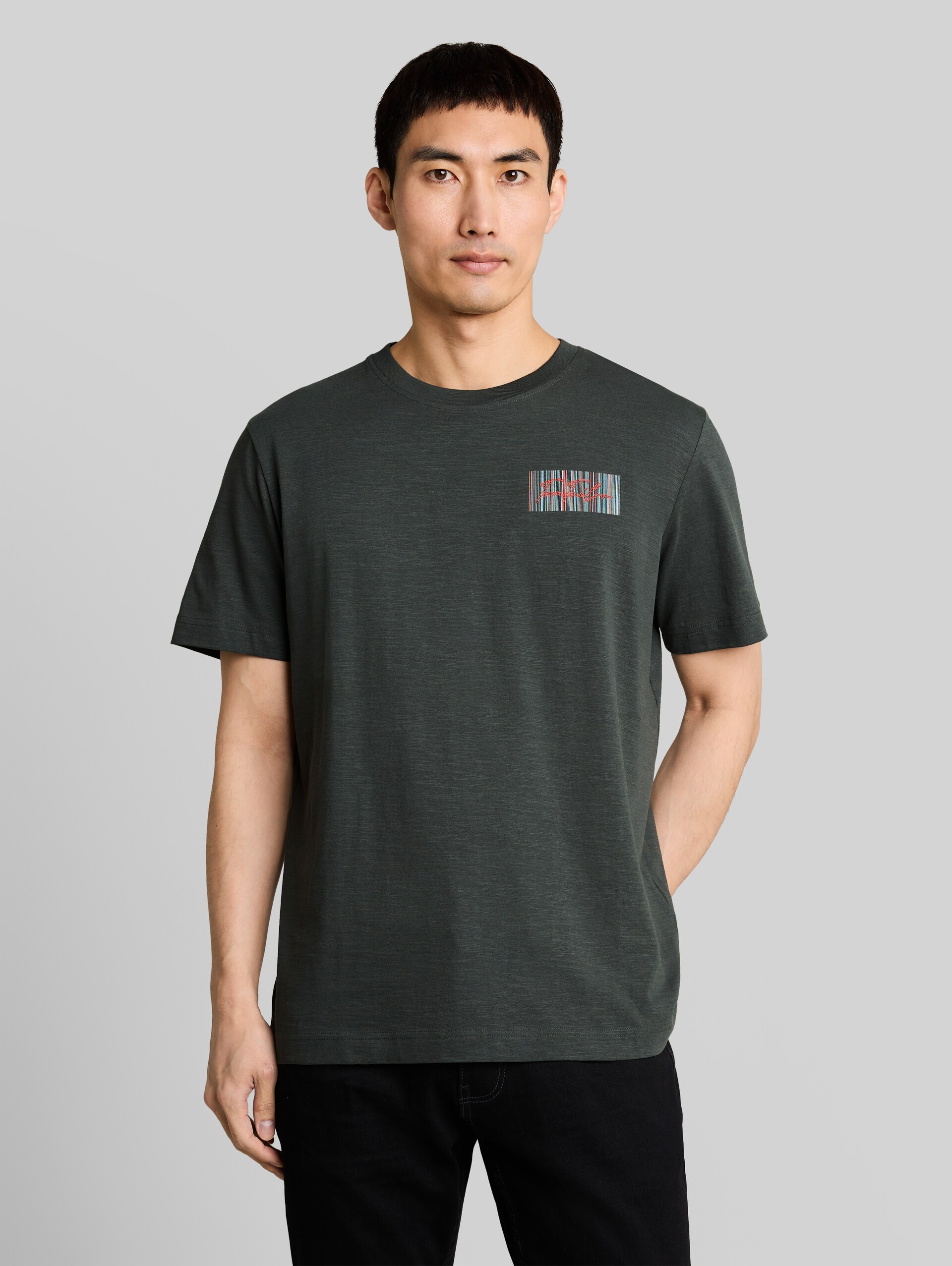 T-Shirt mit Logo-Print - Darkest Olive - Ausschnitt Model-Vorderansicht
