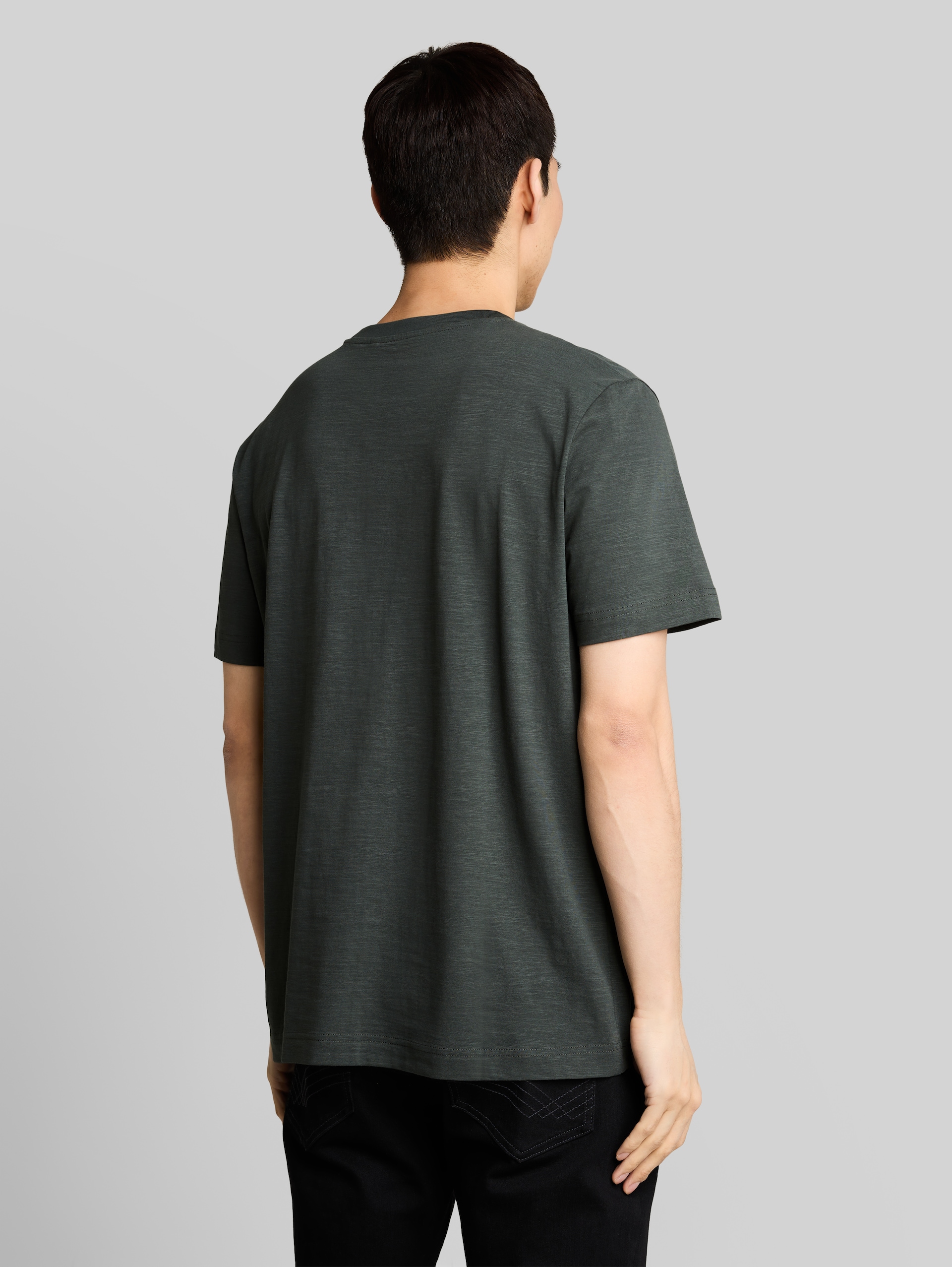 T-Shirt mit Logo-Print - Darkest Olive - Auschnitt Model-Rückansicht