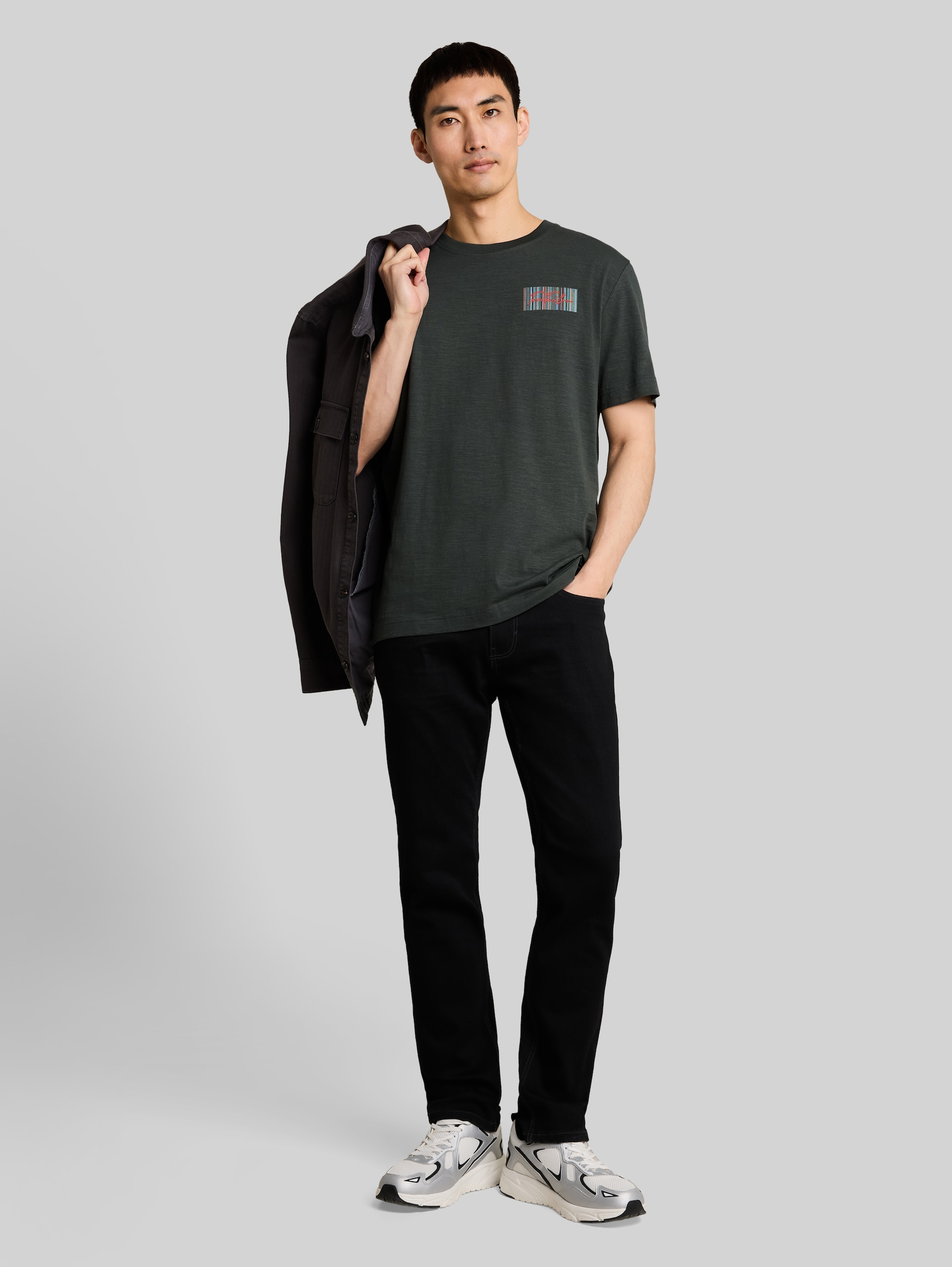 T-Shirt mit Logo-Print - Darkest Olive - Model-Vorderansicht