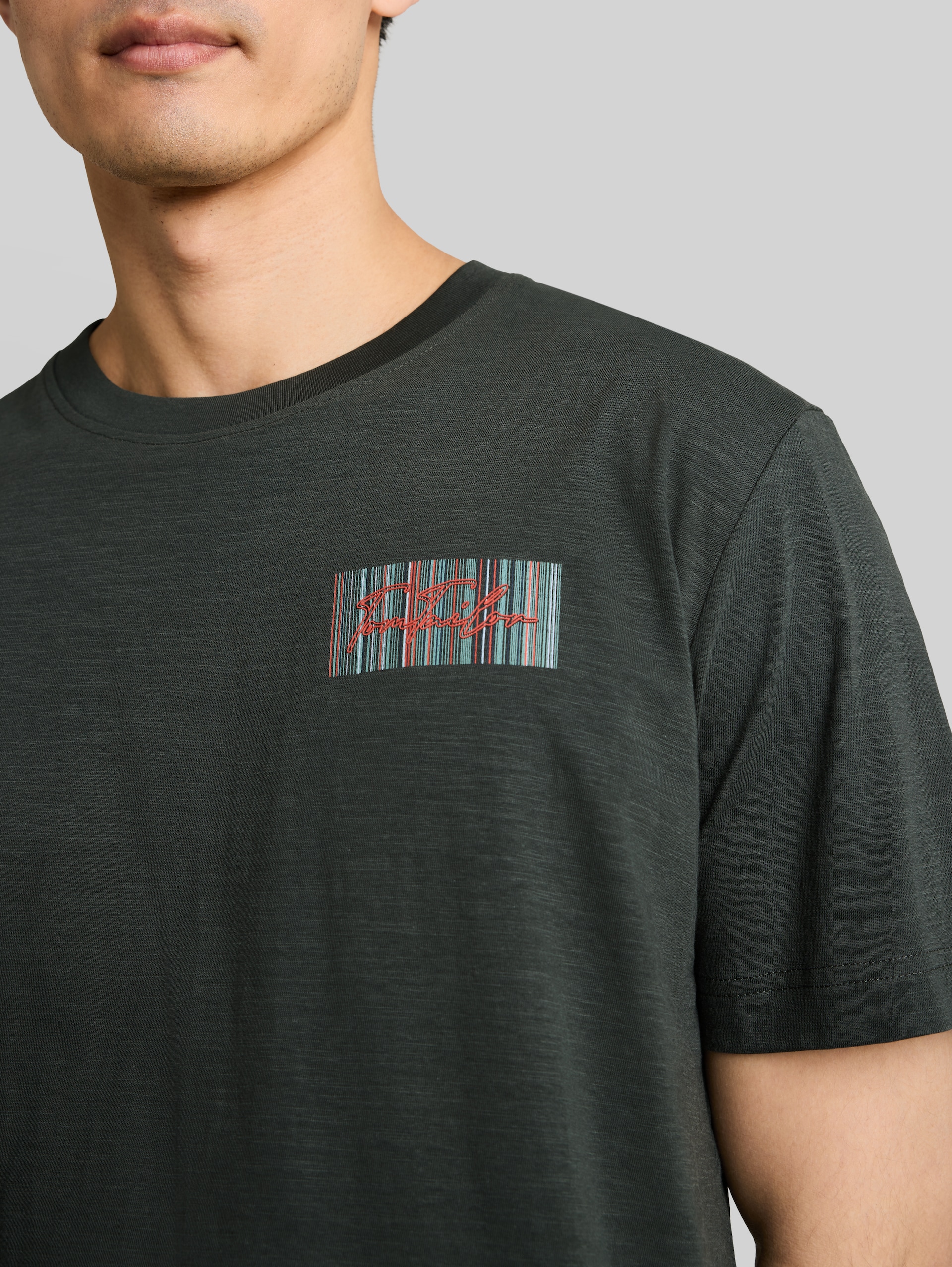 T-Shirt mit Logo-Print - Darkest Olive - Detail-Model-Ansicht