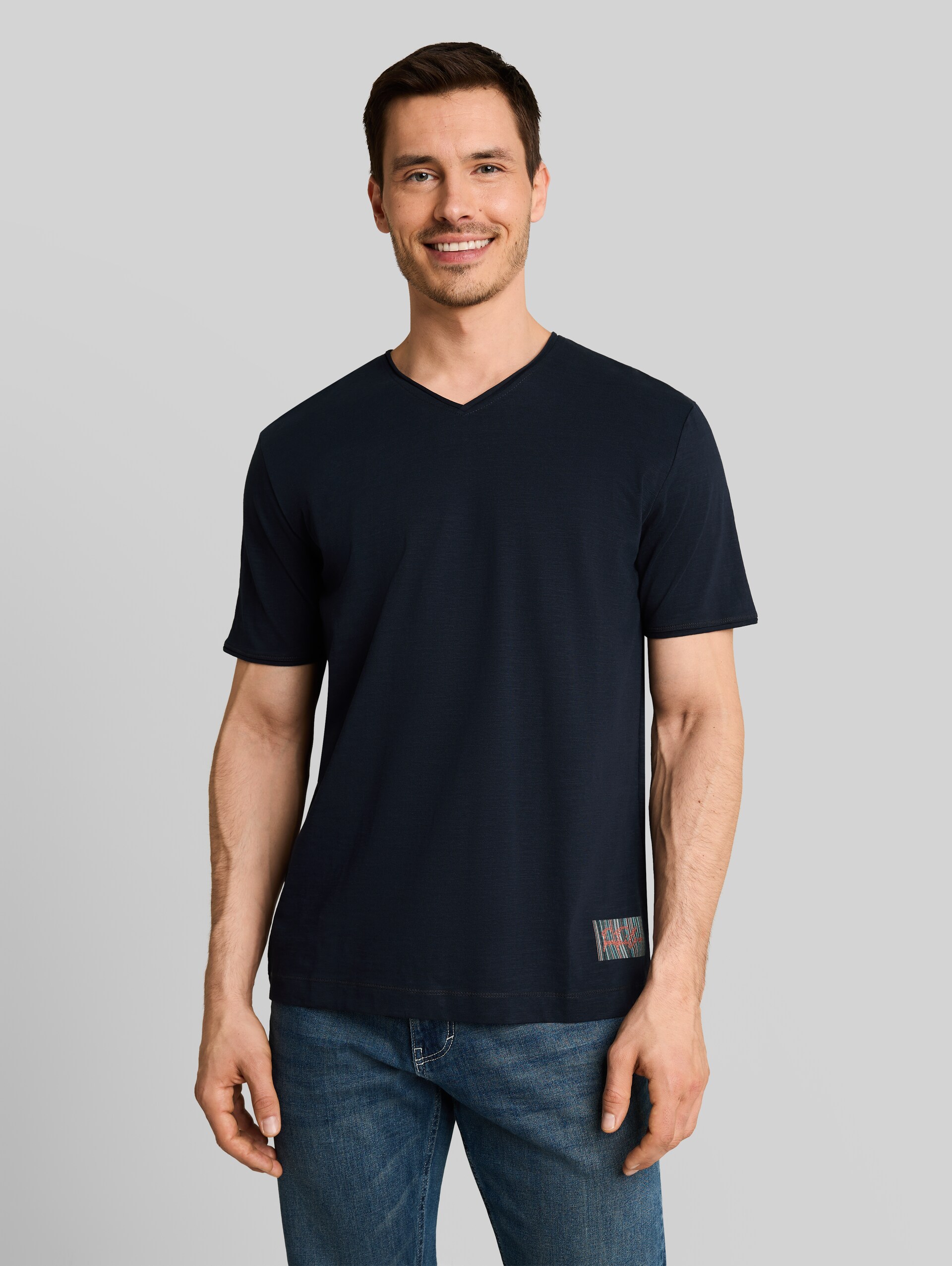 T-Shirt mit V-Ausschnitt - sky captain blue - Ausschnitt Model-Vorderansicht
