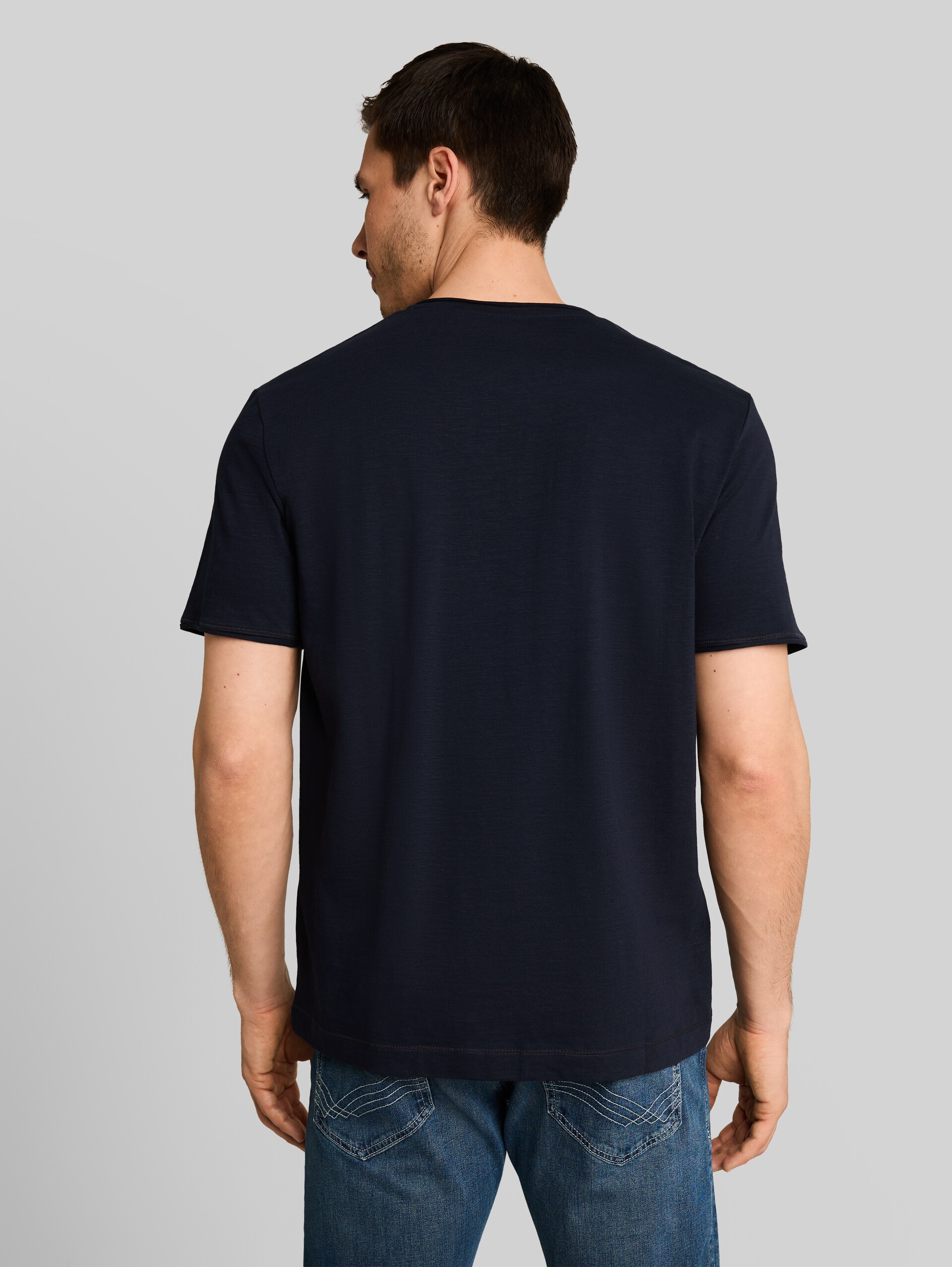 T-Shirt mit V-Ausschnitt - sky captain blue - Auschnitt Model-Rückansicht