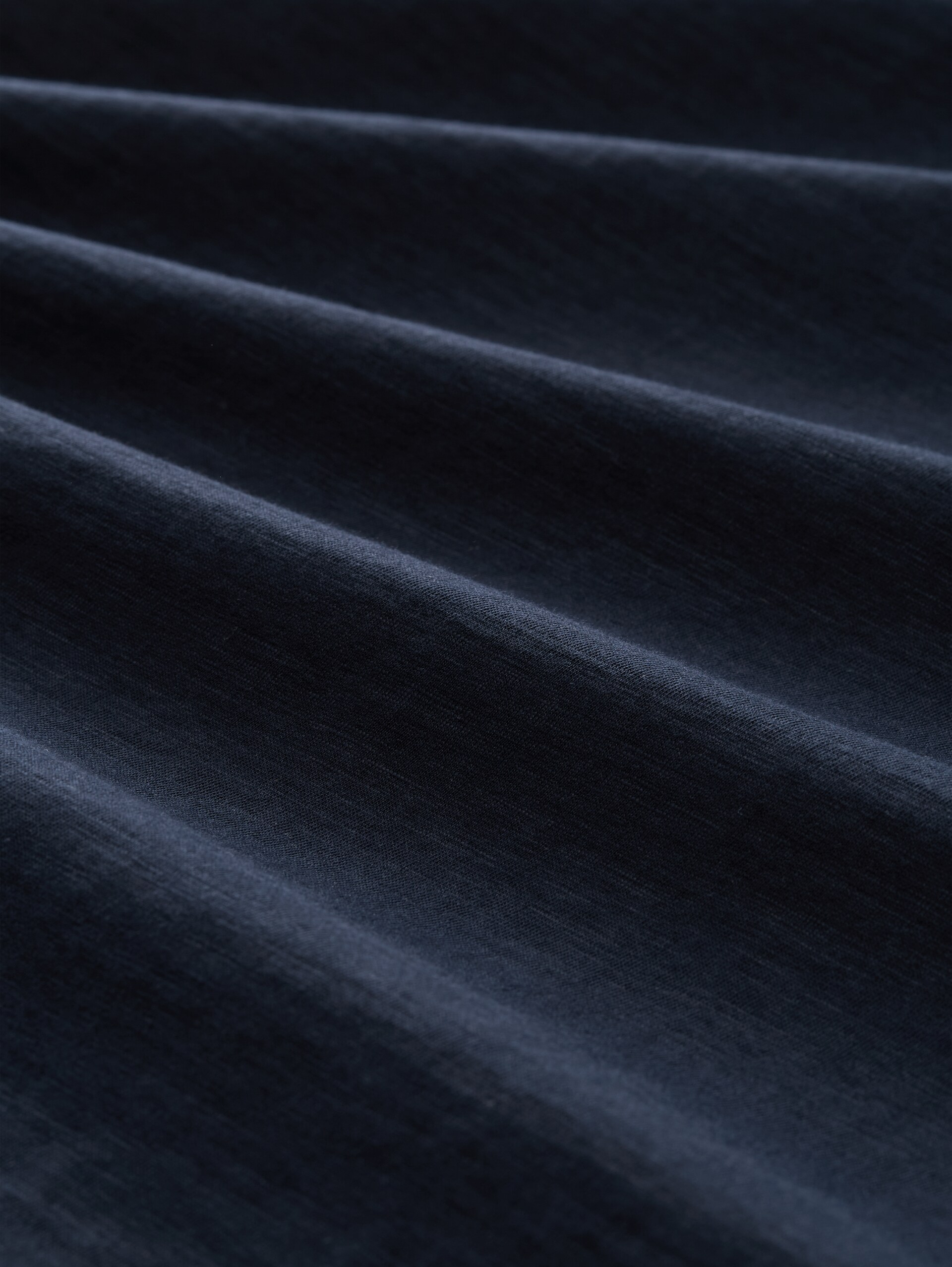 T-Shirt mit V-Ausschnitt - sky captain blue - Material-Ansicht