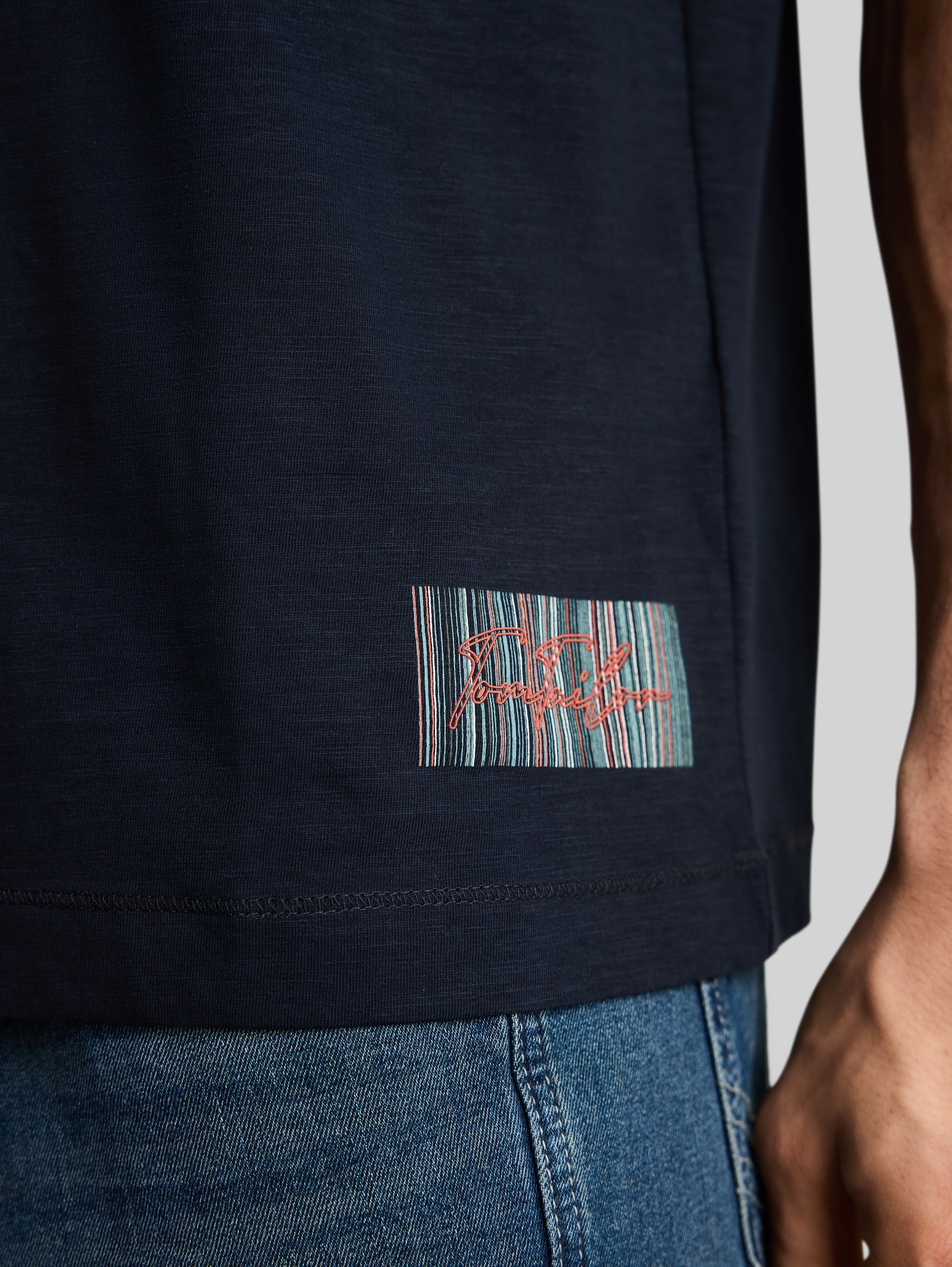 T-Shirt mit V-Ausschnitt - sky captain blue - Detail-Model-Ansicht