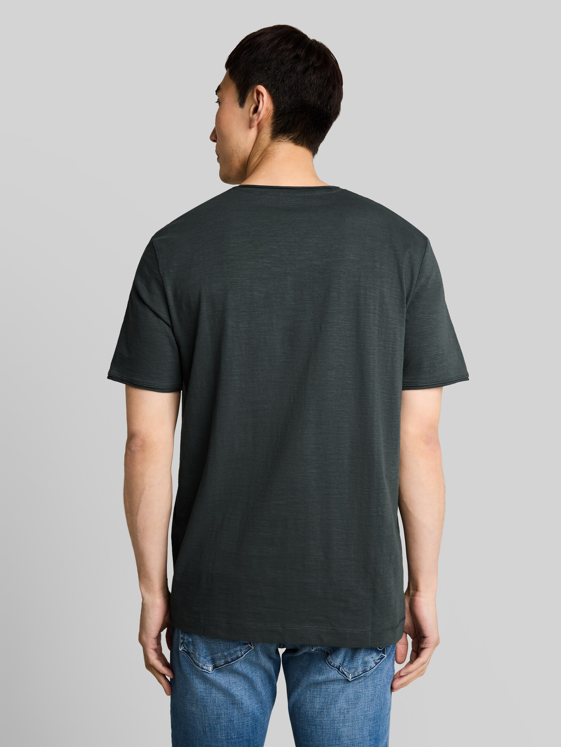 T-Shirt mit V-Ausschnitt - Darkest Olive - Auschnitt Model-Rückansicht