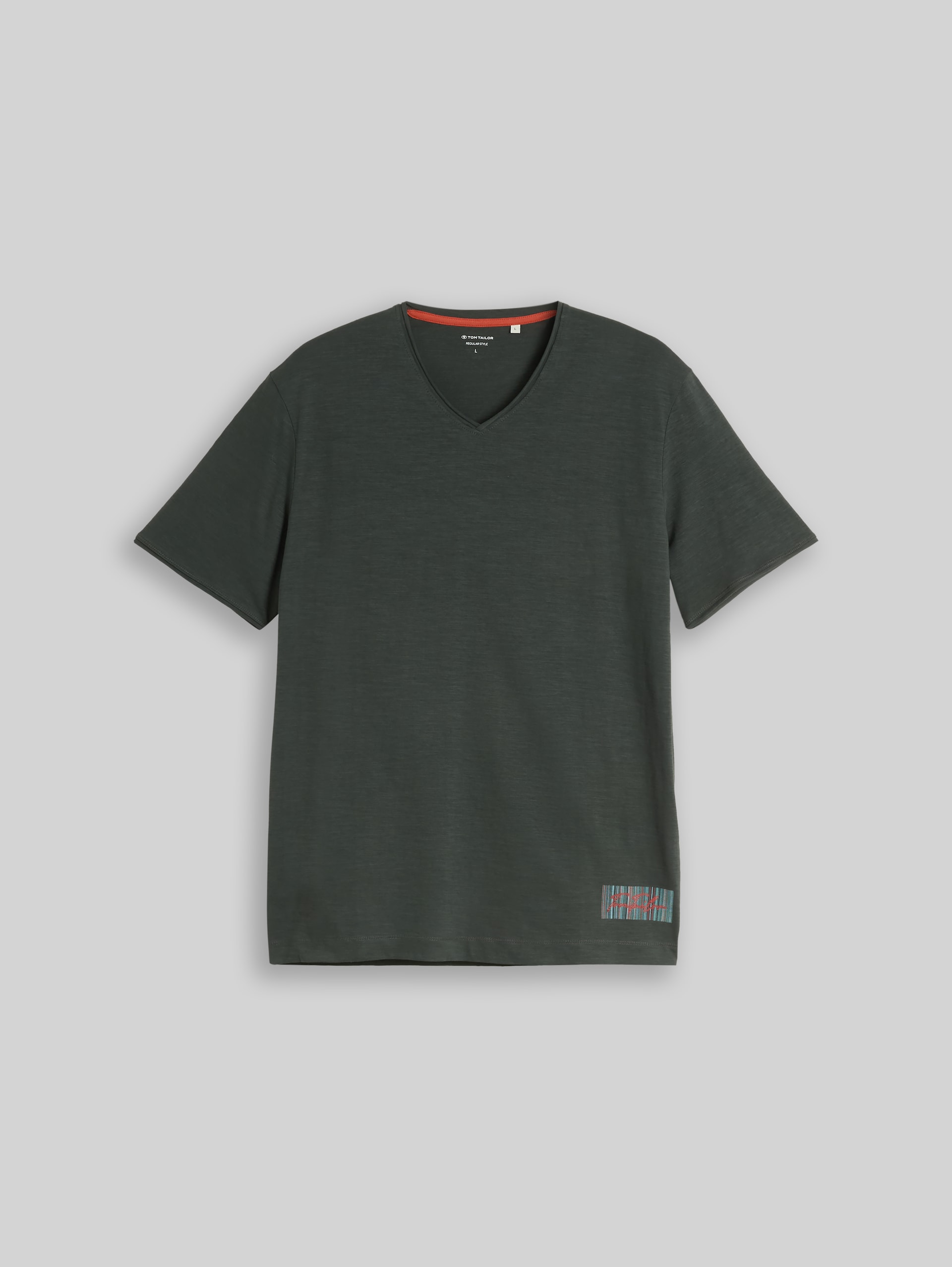 T-Shirt mit V-Ausschnitt - Darkest Olive - Vorder-Produkt-Ansicht