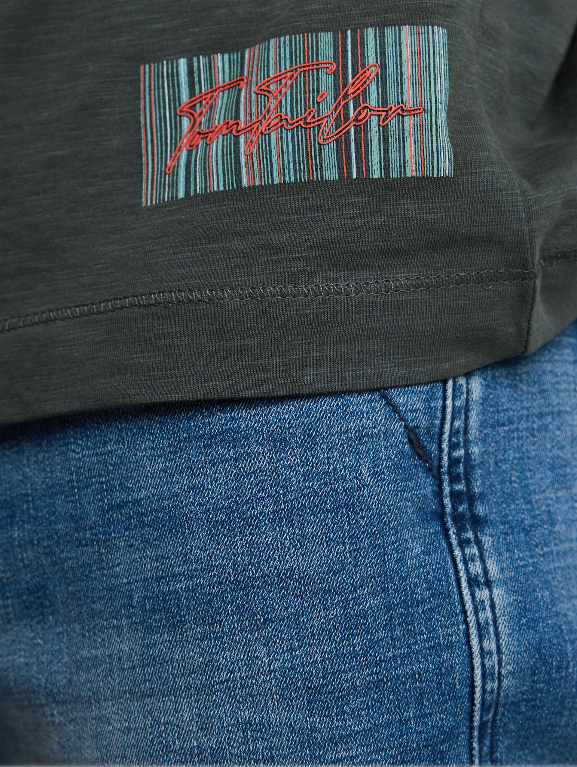 T-Shirt mit V-Ausschnitt - Darkest Olive - Detail-Model-Ansicht