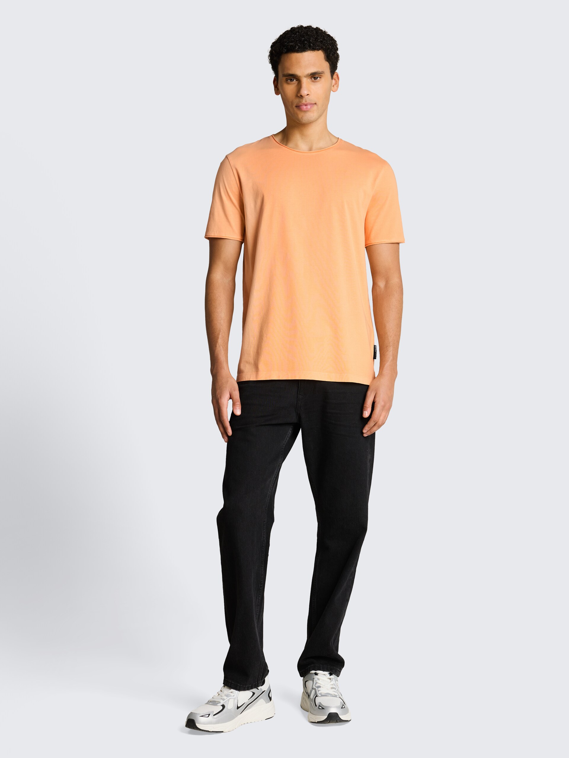 T-shirt in used-look - summer peach orange - Model vooraanzicht