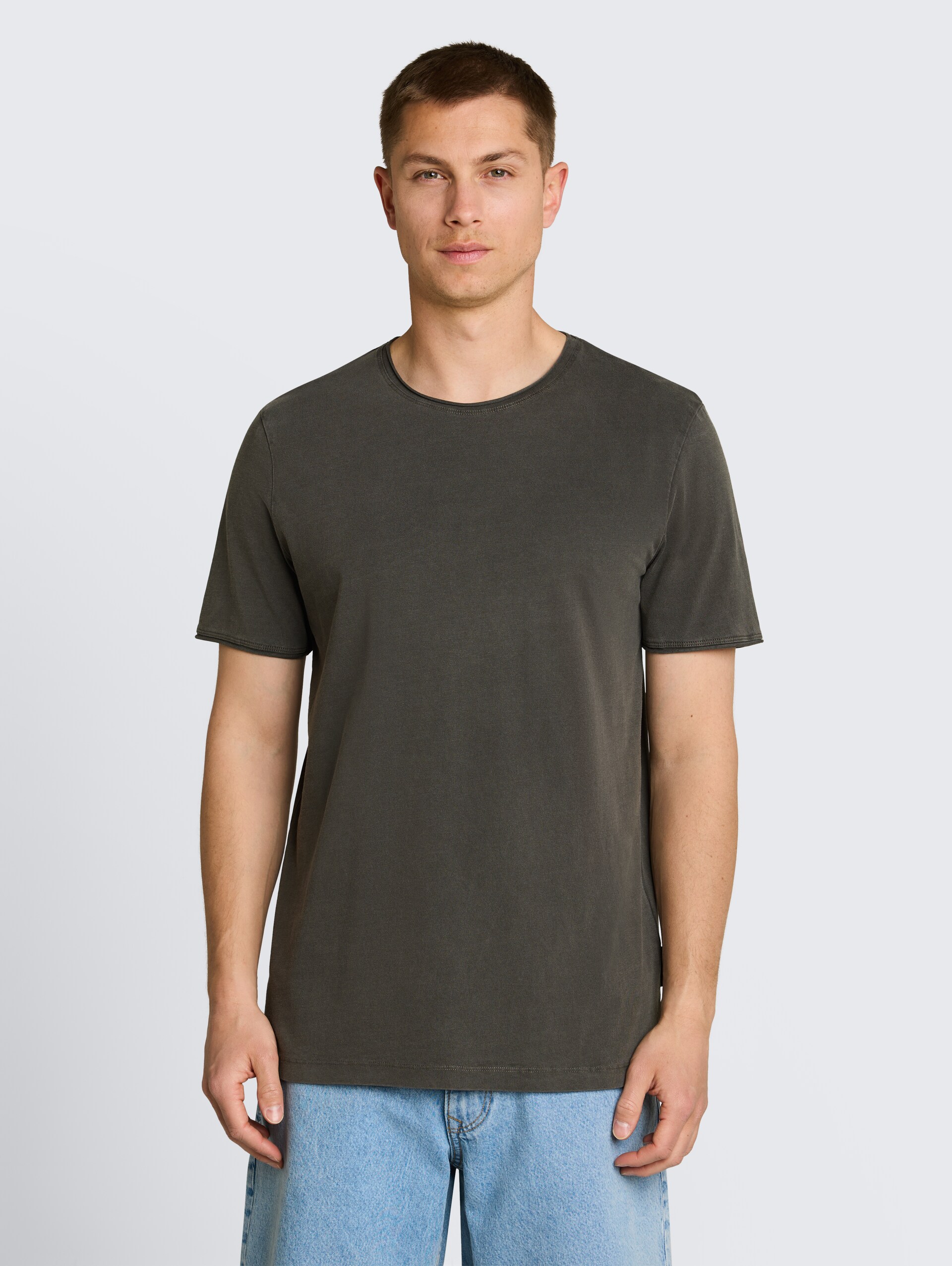 T-shirt in used-look - Black - Nek model vooraanzicht