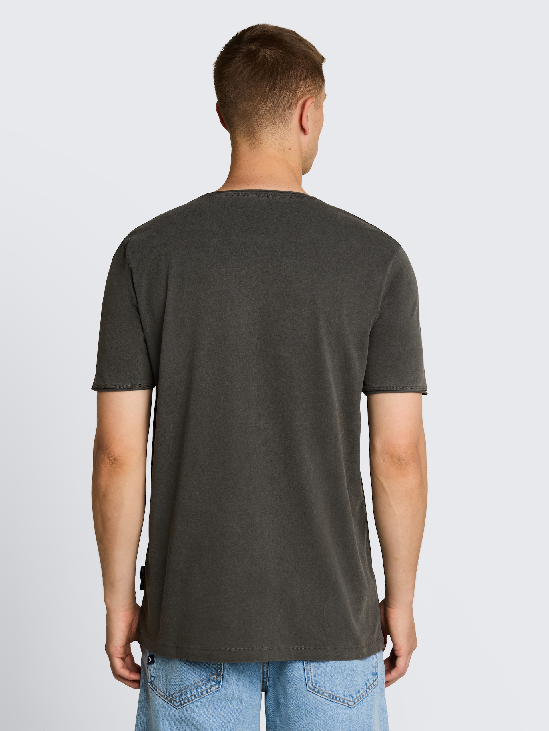 T-shirt in used-look - Black - Neklijn model-achteraanzicht