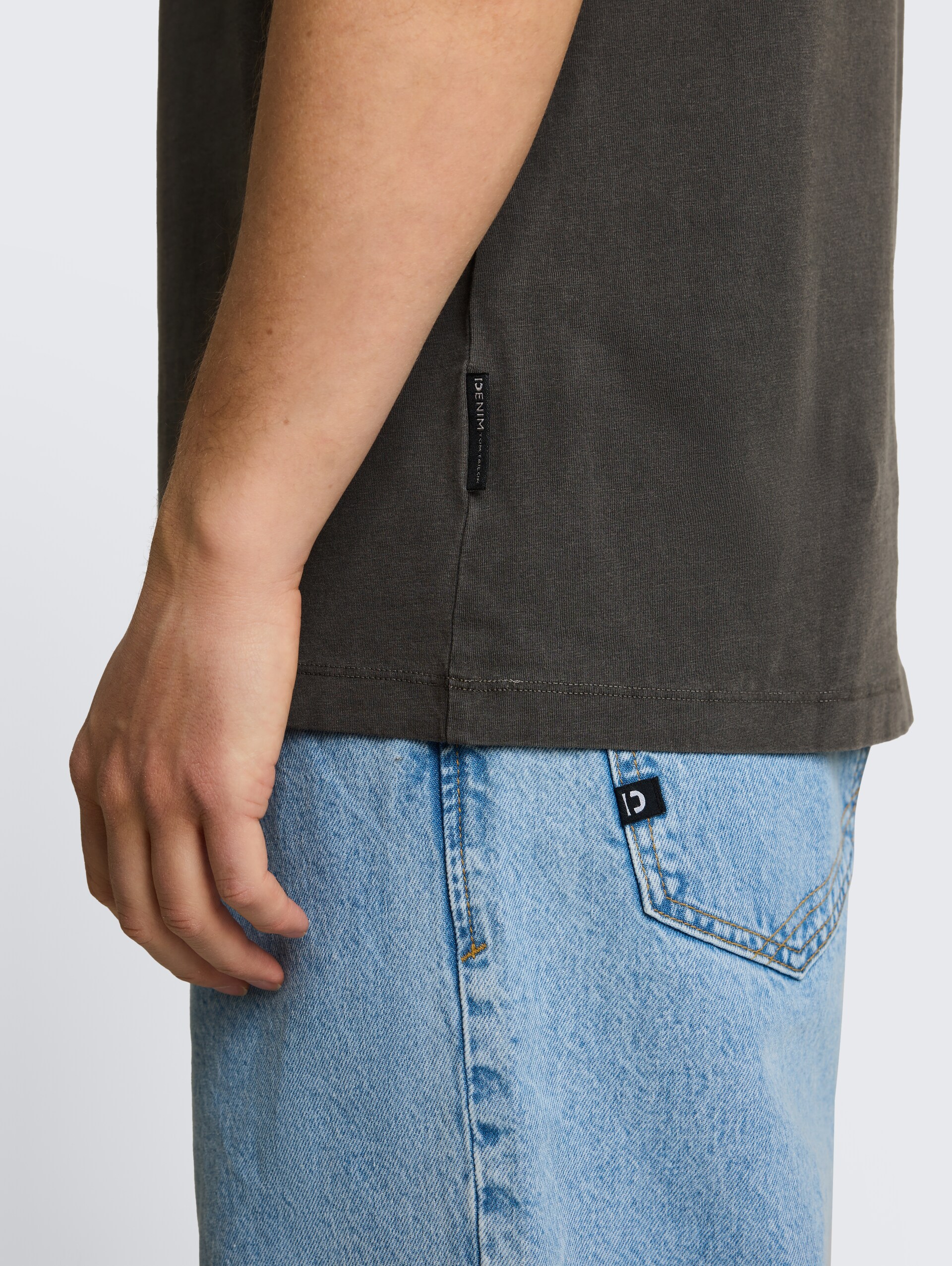 T-shirt in used-look - Black - Detailaanzicht model