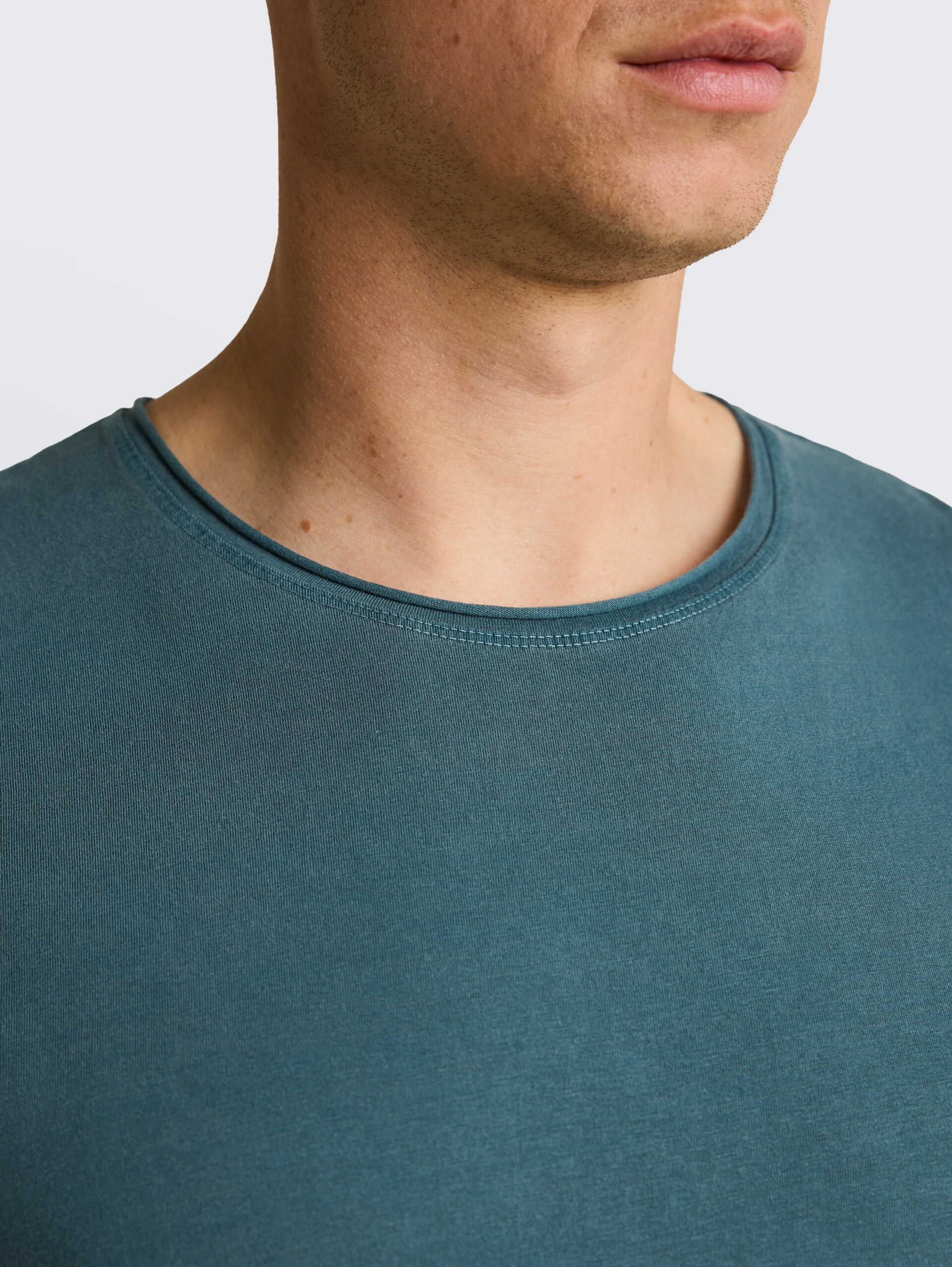 T-Shirt im Used-Look - tide petrol - Detail-Model-Ansicht
