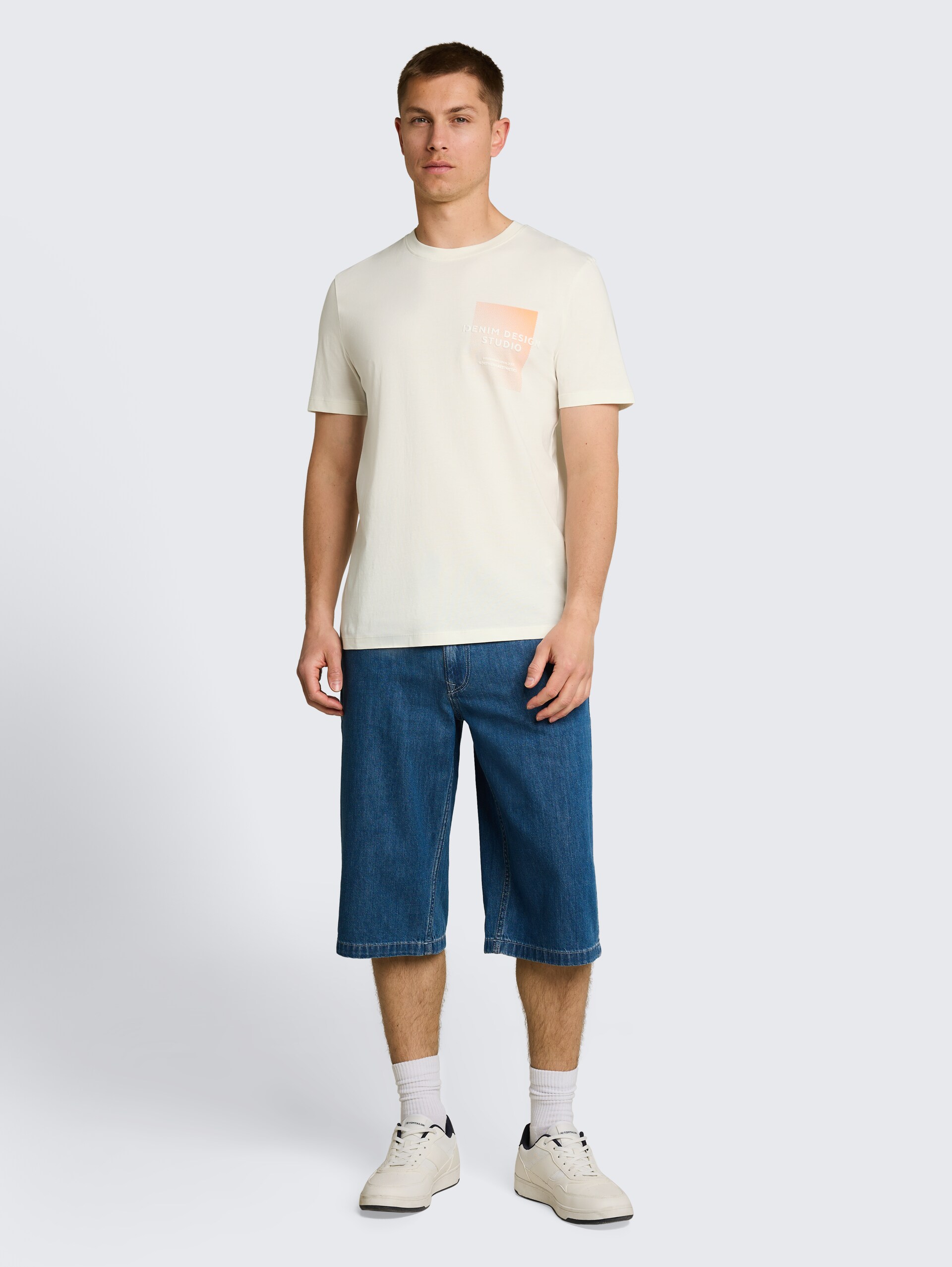 T-Shirt mit Print - Wool White - Model-Vorderansicht