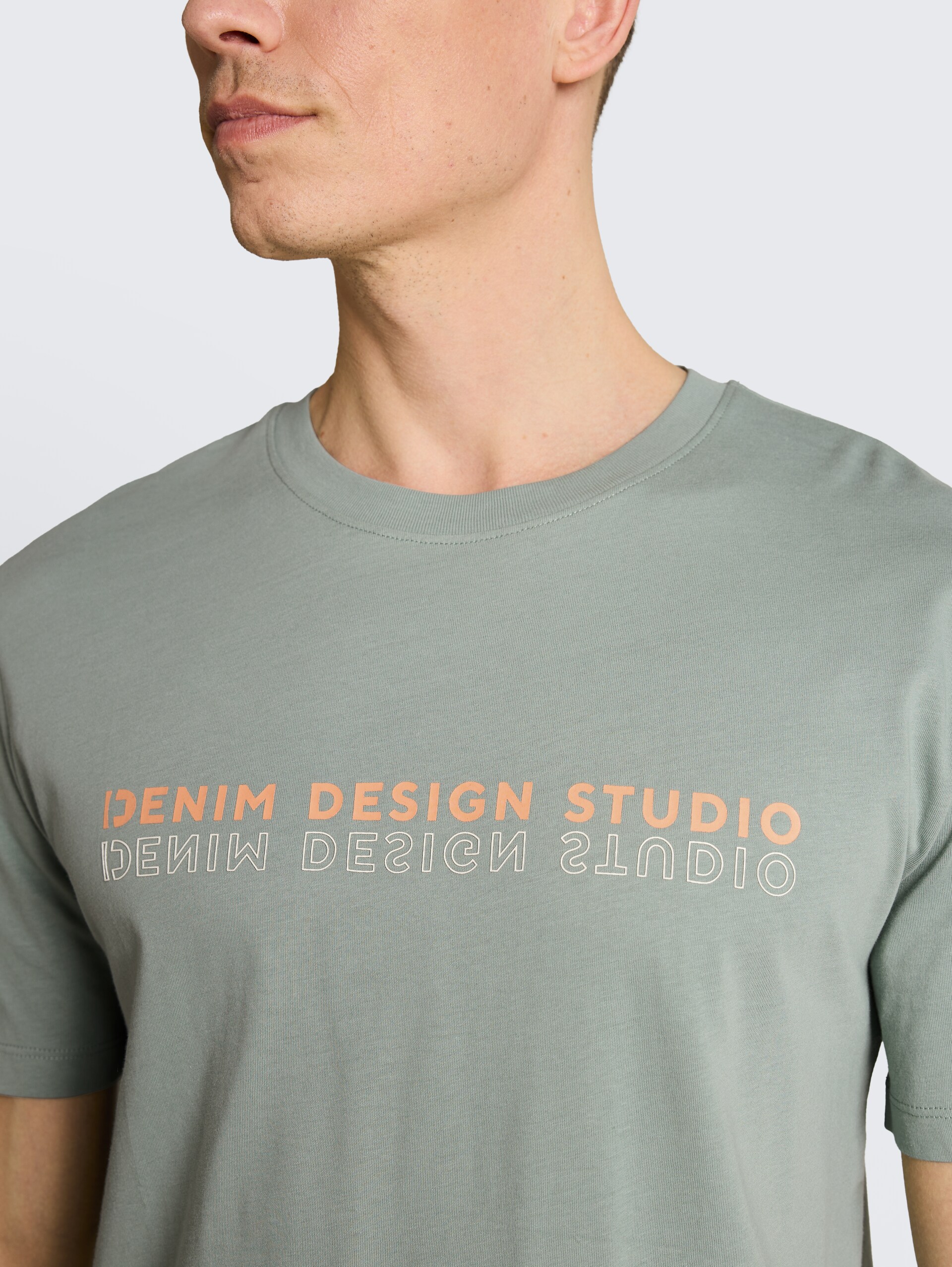 T-shirt met print - green mist - Detailaanzicht model