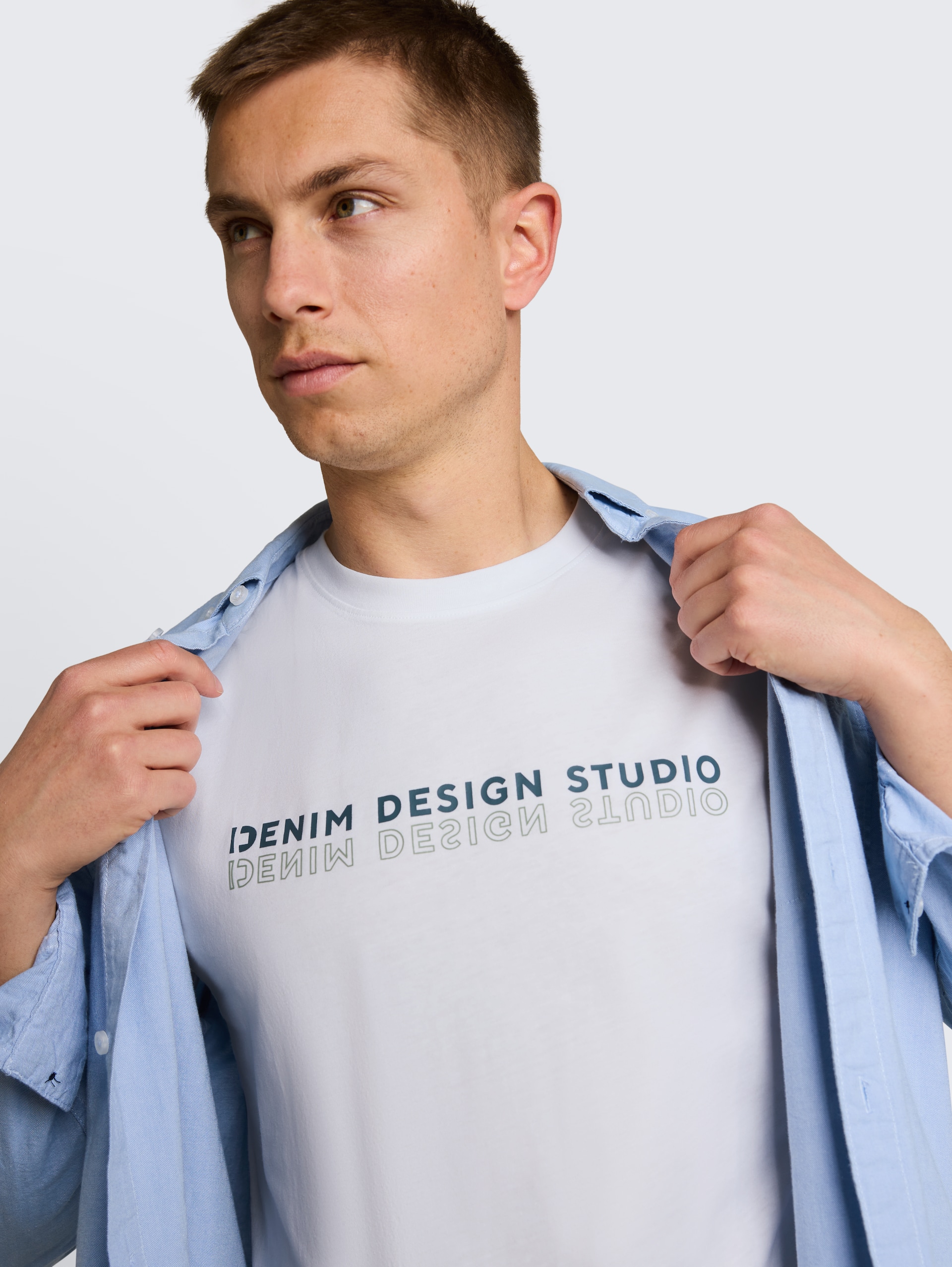 T-Shirt mit Print - White - Detail-Model-Ansicht